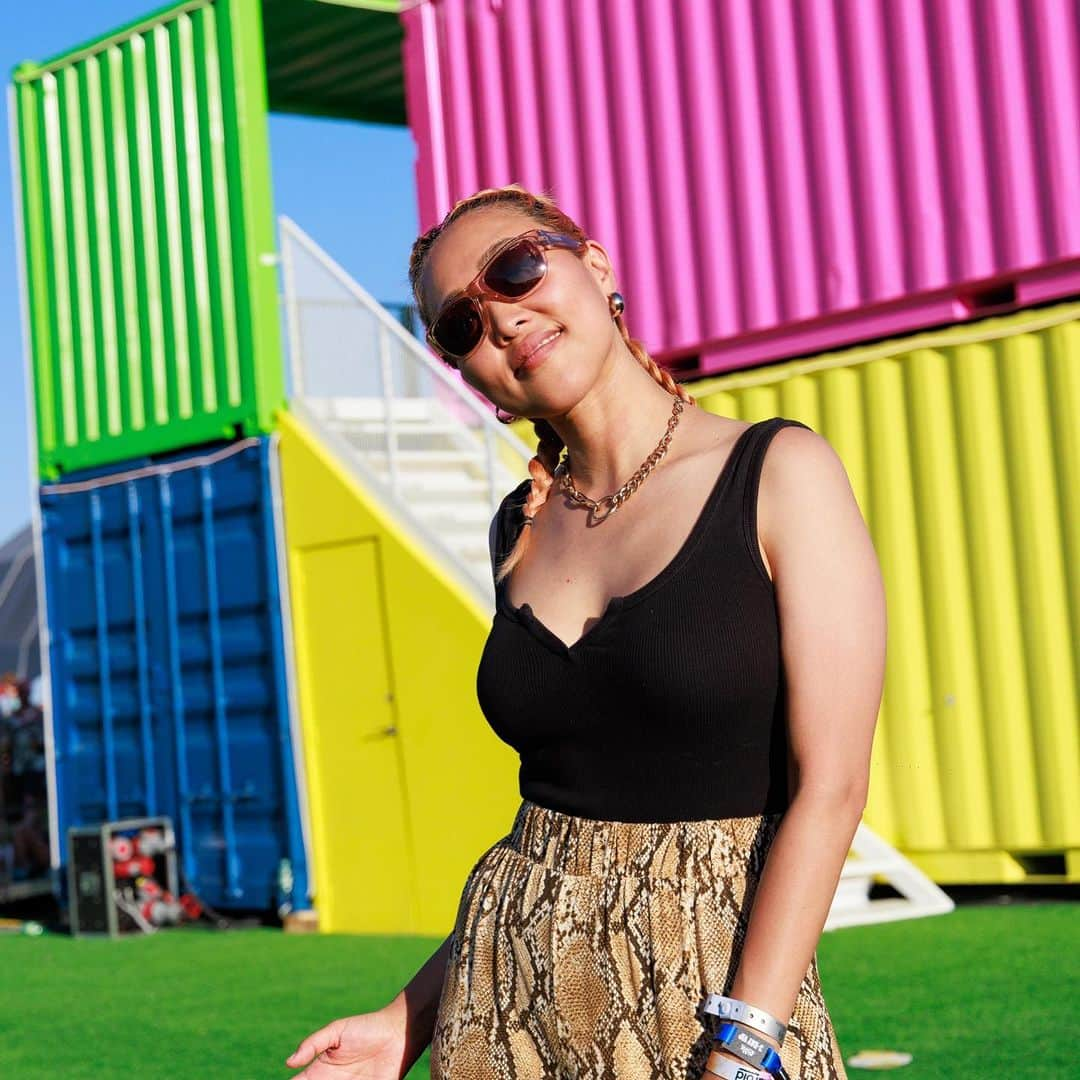 Tigarah e Lauraさんのインスタグラム写真 - (Tigarah e LauraInstagram)「Playing with @polaroideyewear at @madcoolfestival 💗💚💛#EnjoyAWorldOfColors #TurnTheColorsOn #Ad #MadCool2023」7月9日 18時54分 - tigarah