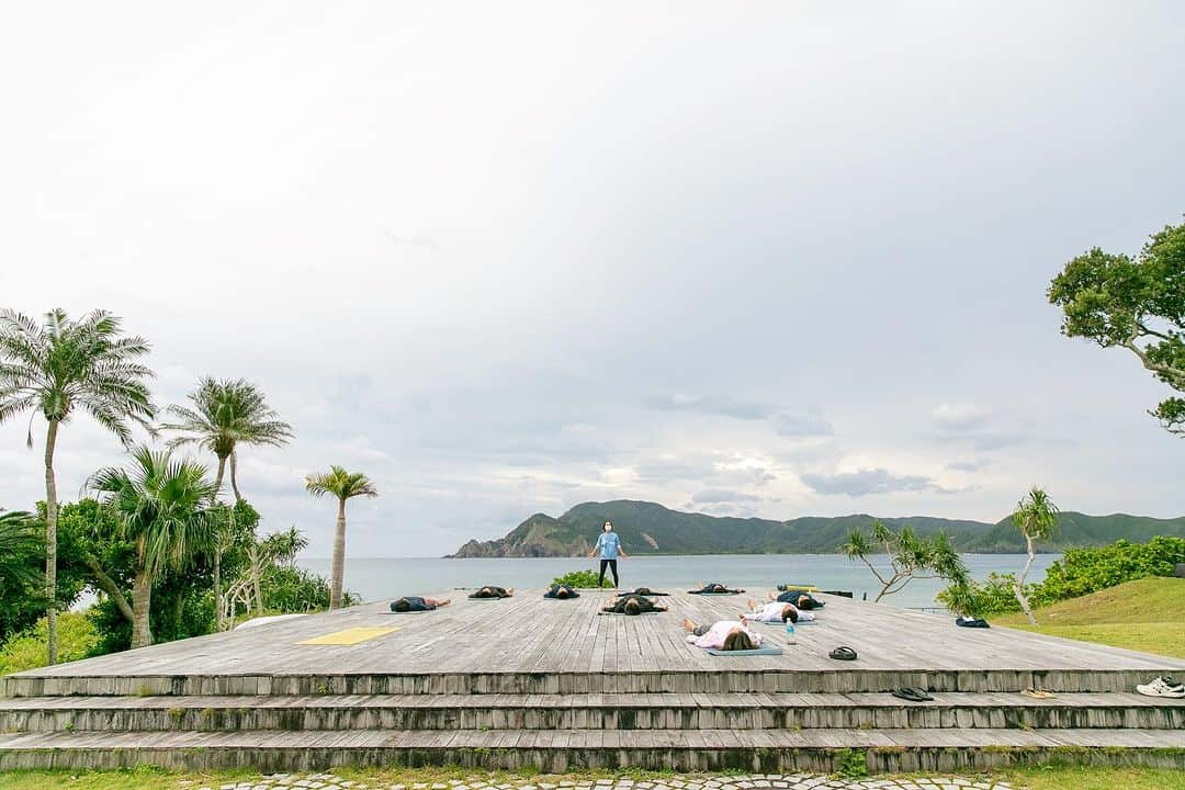 HOTEL THE SCENE -ホテル ザ シーン- さんのインスタグラム写真 - (HOTEL THE SCENE -ホテル ザ シーン- Instagram)「サンライズヨガ🧘‍♀️ THESCENEでは毎朝30分のサンライズヨガを開催しています。  呼吸に意識を向けたヨガ初めての方でもお気軽にご参加頂けます。  奄美の自然を感じながら1日をはじめませんか🍃  ＝＝＝ 🌿THE SCENE  @the_scene_wellnessresort   静かな大自然の中で 心・体・脳を浄化するネイチャークレンズがコンセプト。 観光ではなく健康のための新しい旅のかたち。 本当の意味での休息を体験してみませんか？  #naturecleanse #amami #naturephotography #wellness #wellnessjourney #island# #奄美大島 #世界自然遺産 #ネイチャークレンズ#リトリート#ヨガ #ウェルネス #サンライズ   #海 #加計呂麻島 #離島」7月9日 19時06分 - the_scene_wellnessresort