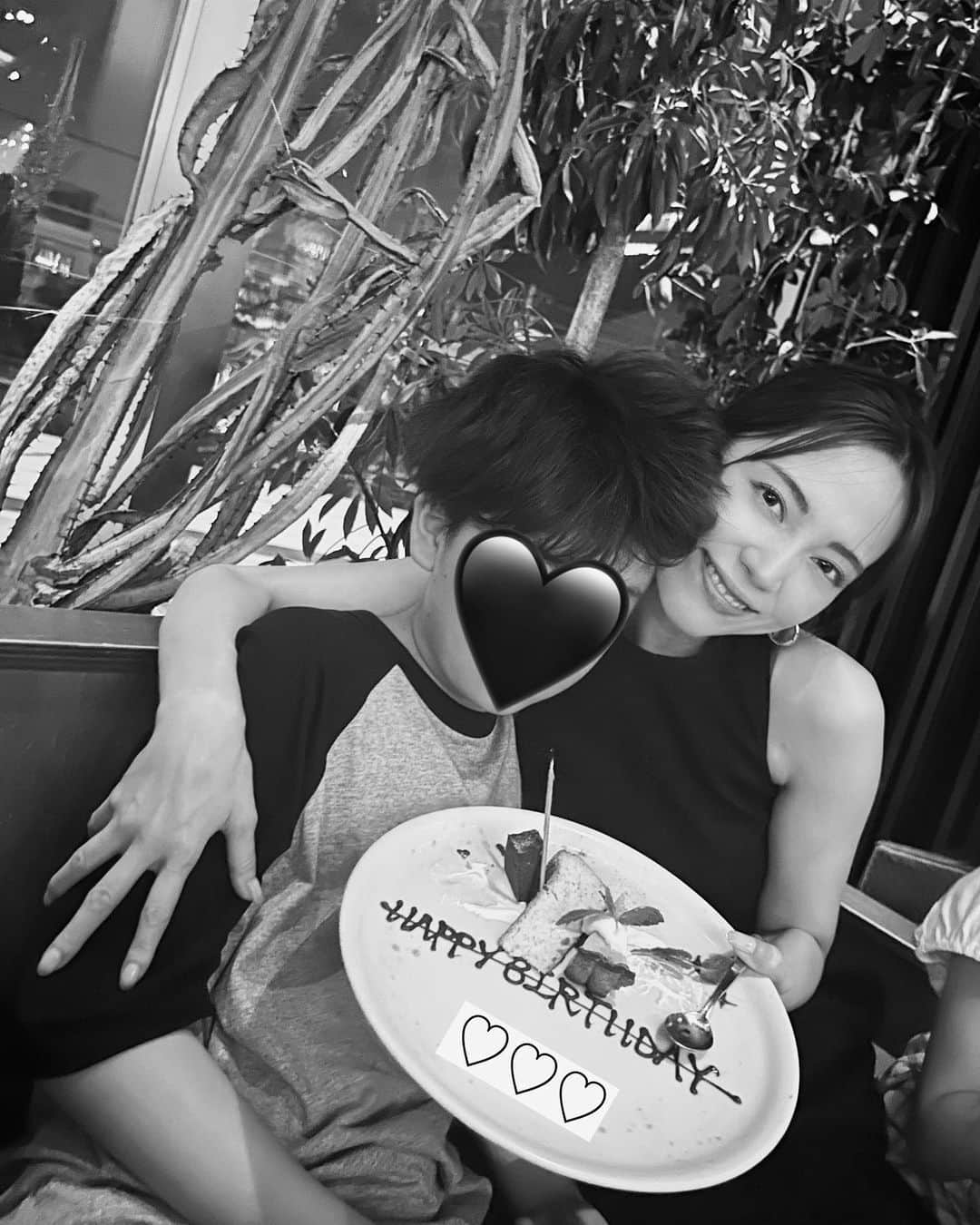 佐藤優里亜さんのインスタグラム写真 - (佐藤優里亜Instagram)「改めて、息子のお誕生日会🎂✨ きっと毎年言うんだと思う。 本当に大きくなった🤍 この先ずっと喜びと寂しさがセットなんだろうなぁ。  子供が思ってる以上に親は子供を見てる。常に考えてる💭 最近はなるべく口出ししないように、本人の意思を第一に、興味を大切に、見守る。 これがとても難しい…🙂  自分とまわりの人を大切に、自分の人生を楽しんでくれ〜！ ママはずっと応援してる📣🤍」7月9日 18時58分 - yuriang_