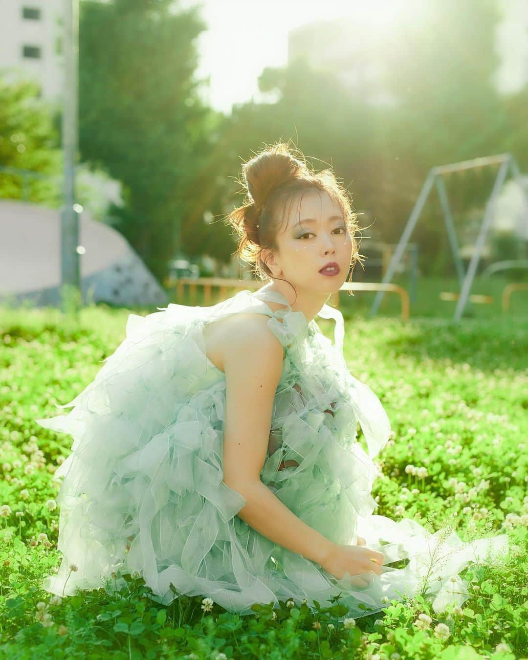 さきえのインスタグラム：「. ☘️  📸@toshiyaakimaru  👗@eminochi  💄@mizukamei  . #model #shooting #photo #green #nature #太陽光 #モデルとは。」