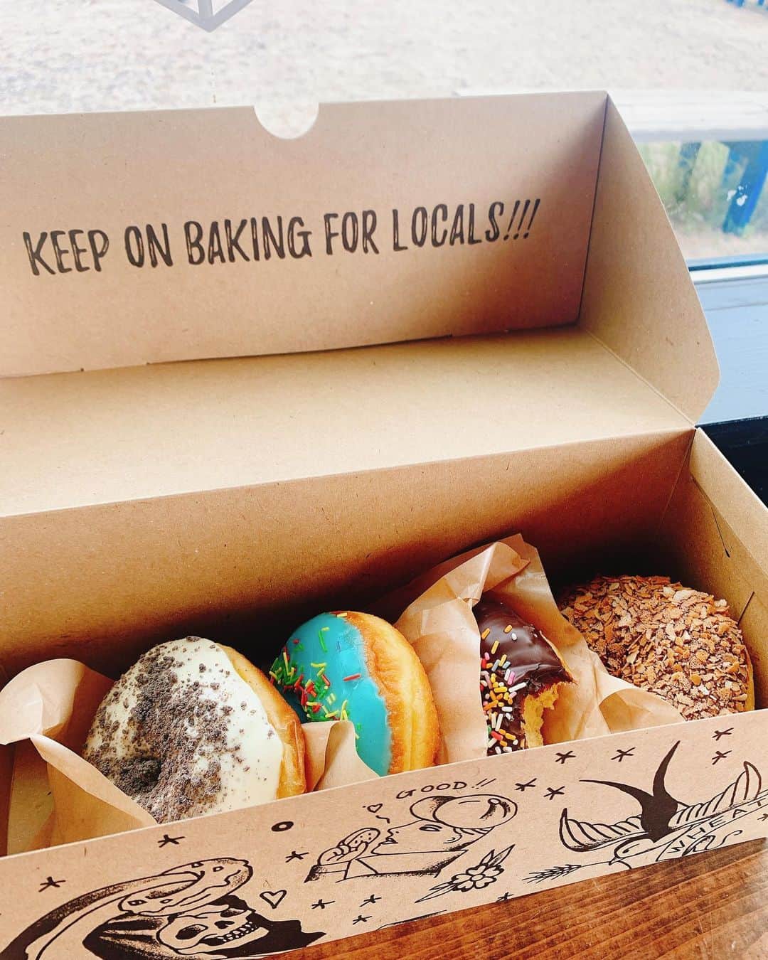 MariIryuさんのインスタグラム写真 - (MariIryuInstagram)「DOUGHNUTｰHOLIC🍩🦄 お隣のハンバーガー＆サンドの専門店「BAKE STUDIO OKAZAKI」さんでeat in🐥  time lagは1年くらい🦖 @doughnut_holic   📍香川県三豊市仁尾町仁尾乙274-12 父母ヶ浜沿い 🕔 11:00-17:00 （売り切れ次第終了）🫶  #ドーナツ #ドーナツホリック #香川 #父母ヶ浜 #香川旅行 #香川カフェ #香川グルメ #三豊市 #カフェ巡り #bakestudiookazaki #岡崎製パン所」7月9日 18時58分 - marty2367