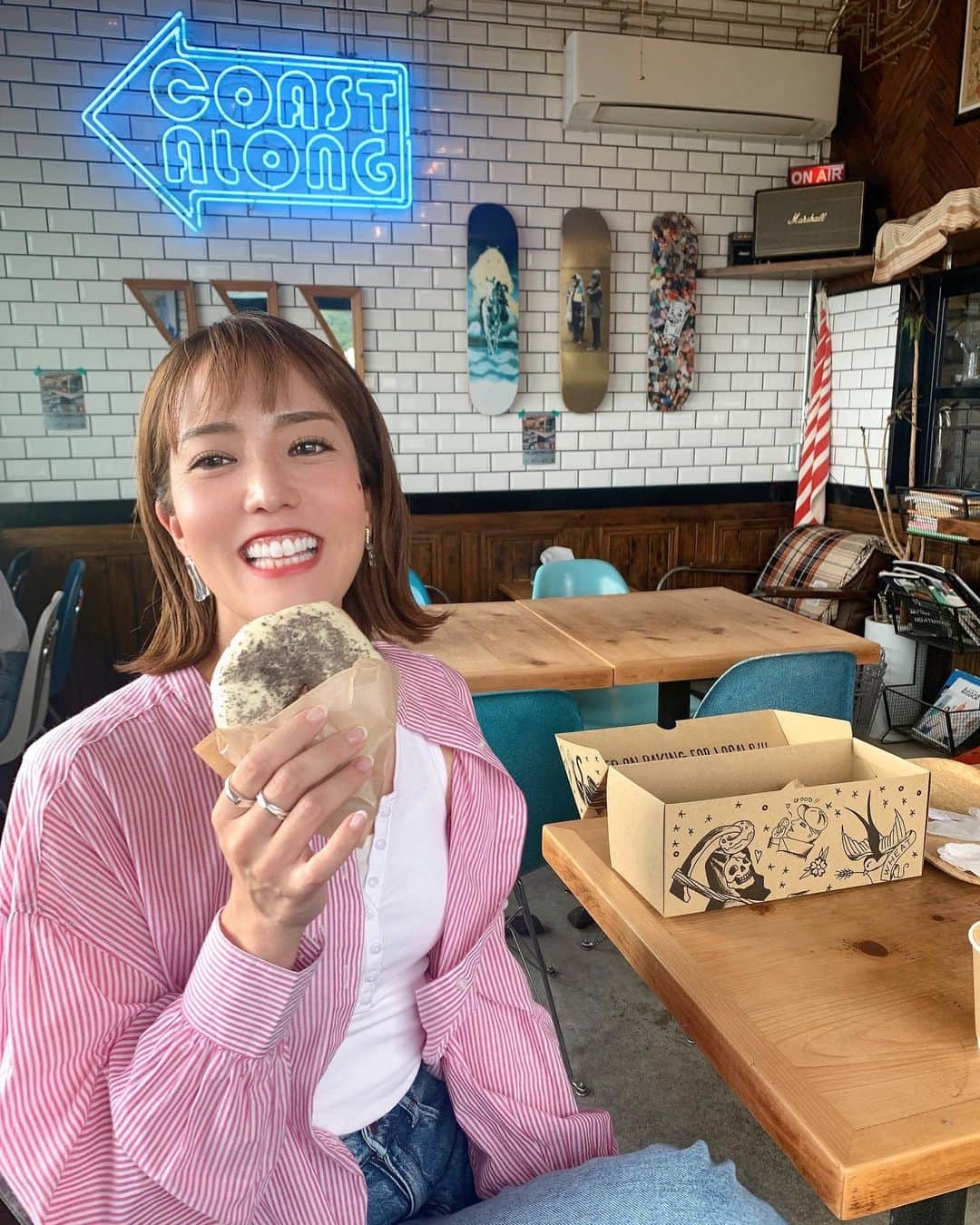 MariIryuさんのインスタグラム写真 - (MariIryuInstagram)「DOUGHNUTｰHOLIC🍩🦄 お隣のハンバーガー＆サンドの専門店「BAKE STUDIO OKAZAKI」さんでeat in🐥  time lagは1年くらい🦖 @doughnut_holic   📍香川県三豊市仁尾町仁尾乙274-12 父母ヶ浜沿い 🕔 11:00-17:00 （売り切れ次第終了）🫶  #ドーナツ #ドーナツホリック #香川 #父母ヶ浜 #香川旅行 #香川カフェ #香川グルメ #三豊市 #カフェ巡り #bakestudiookazaki #岡崎製パン所」7月9日 18時58分 - marty2367