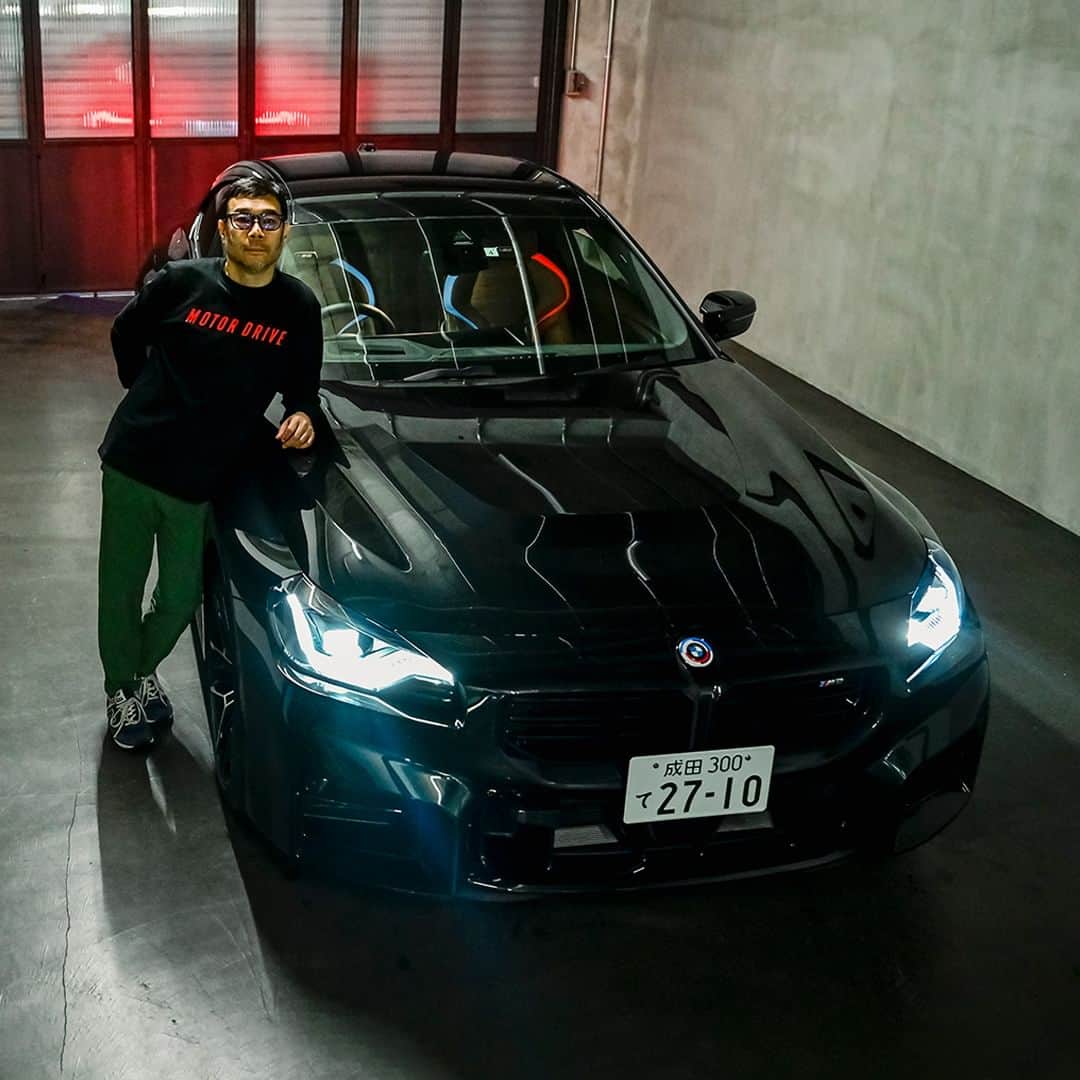 BMW Japanのインスタグラム：「THE M2 五感を研ぎ澄まし、本質に触れる。  “野性”を内に秘めた「これぞスポーツカー」という印象。ビジュアルもマッチョでかっこいいと語ったのは、写真家 #平間至 さん。  45：55の重量配分、460馬力のパワーの片鱗を感じることができるBMW M2（ブラック・サファイア）の魅力とは。  インタビュー記事は @bmwjapan アカウントトップのURLからチェック。  #FREUDEforever #先駆者が見た景色 #BMW #駆けぬける歓び #BMWJapan #THEM2 #BMWM2 #BMWM #BMWMPOWER」