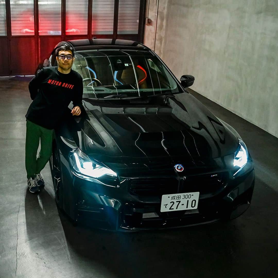 のインスタグラム：「THE M2 五感を研ぎ澄まし、本質に触れる。  “野性”を内に秘めた「これぞスポーツカー」という印象。ビジュアルもマッチョでかっこいいと語ったのは、写真家 #平間至 さん。  45：55の重量配分、460馬力のパワーの片鱗を感じることができるBMW M2（ブラック・サファイア）の魅力とは。  インタビュー記事は @bmwjapan アカウントトップのURLからチェック。  #FREUDEforever #先駆者が見た景色 #BMW #駆けぬける歓び #BMWJapan #THEM2 #BMWM2 #BMWM #BMWMPOWER」