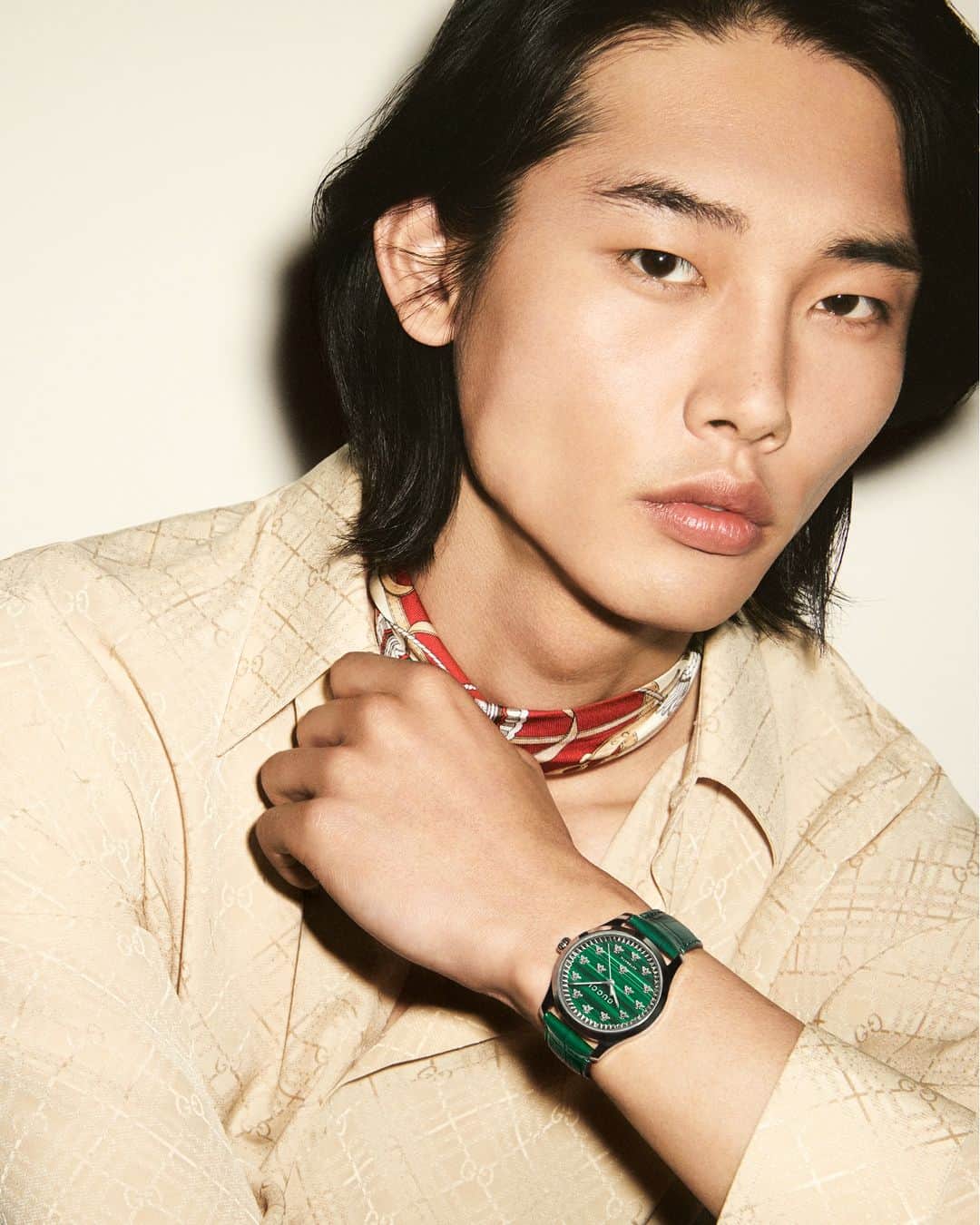 グッチのインスタグラム：「Classic yet ever-contemporary, new automatic editions from the G-Timeless watch collection are captured in a new campaign. Discover more at link in bio.   #GucciTimepieces」