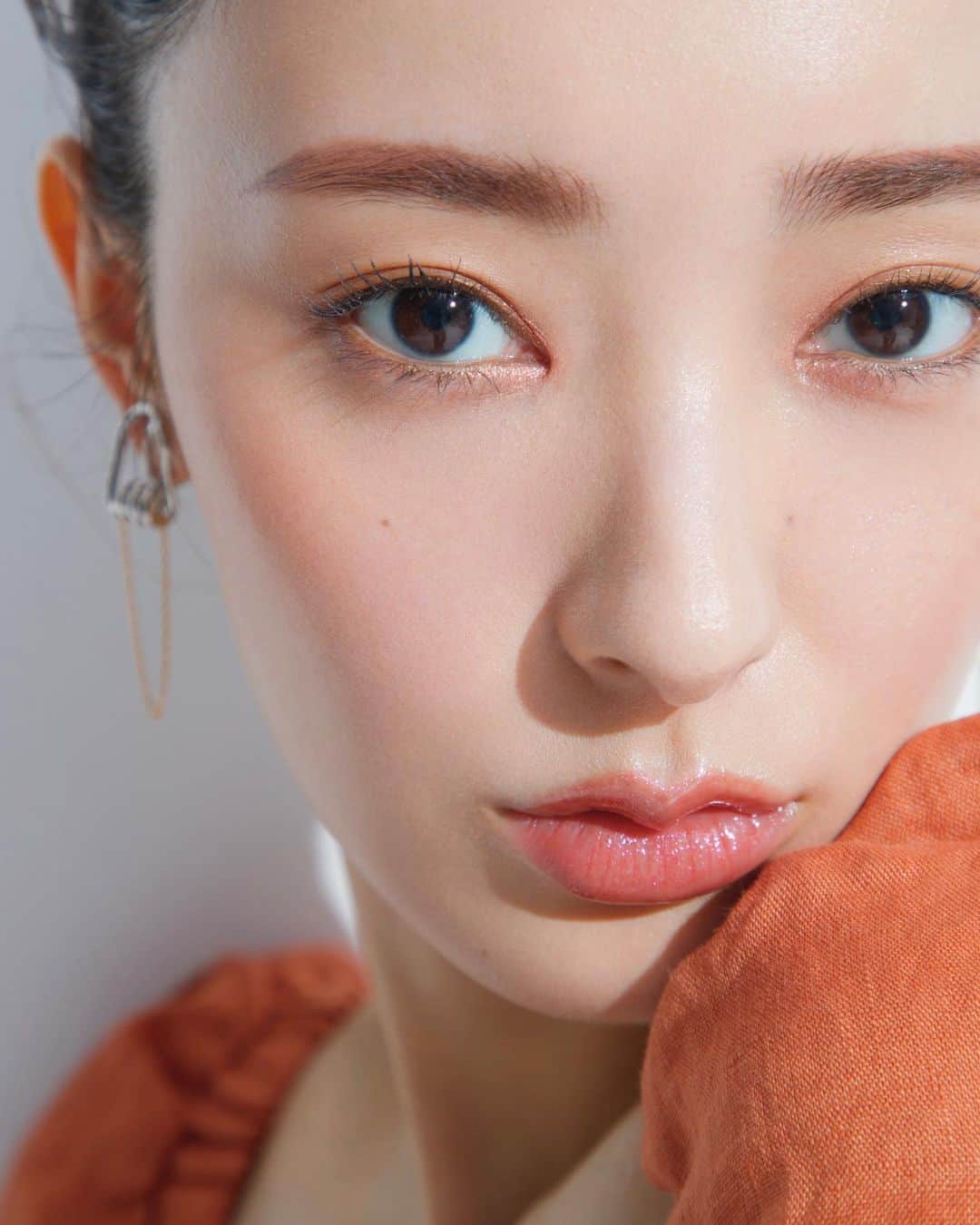 菊地泰久のインスタグラム：「@mayu_miyamoto_official  @maquia.magazine  @paku_chan  @masacott__  @yasuhisa_kikuchi   #宮本茉由 #maquia #菊地泰久 #yasuhisakikuchi #beauty #makeup #fashion #portrait #jewelry #gravure #shooting #photography #photographer #model #studio」