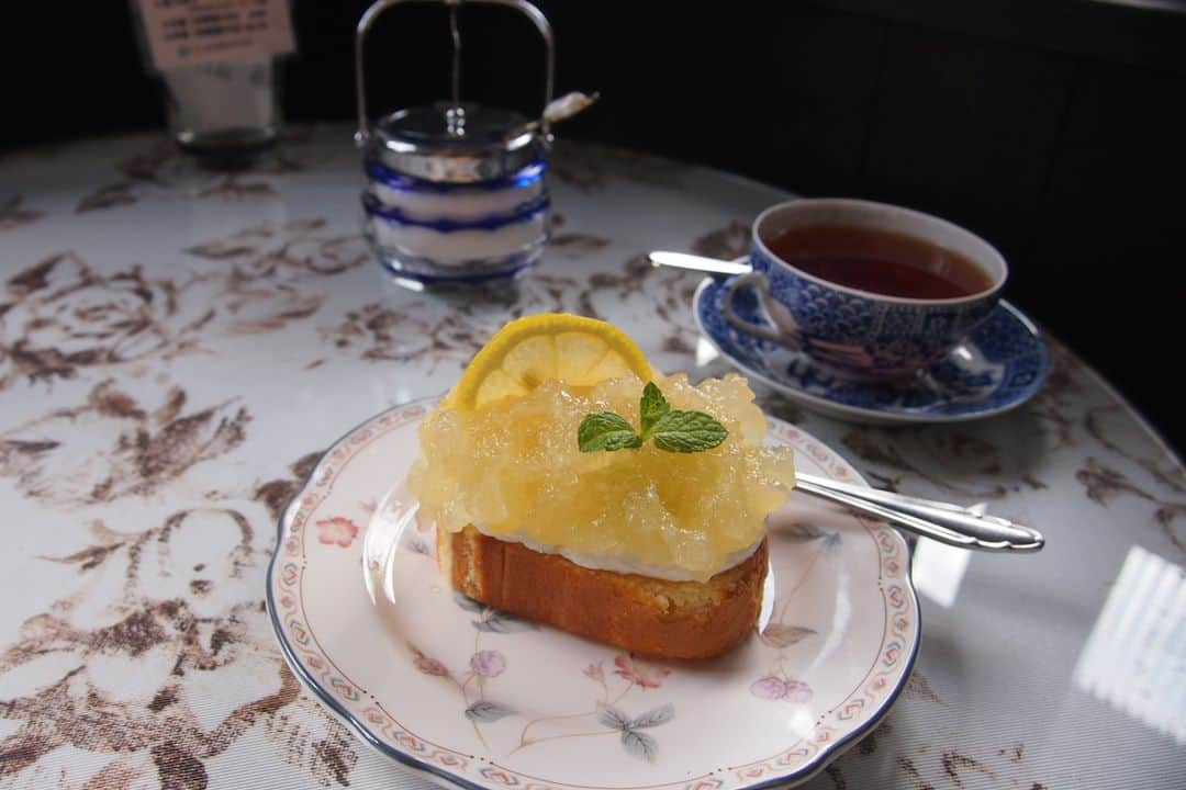 レッツエンジョイ東京のインスタグラム：「昔から“鎌倉のオシャレカフェ”と名高い名店☕😌  鎌倉駅東口にある「ミルクホール」は、昭和51（1976）年創業の知る人ぞ知る名店。店内には、レトロなアンティーク家具や小物が至るところに置かれ、まるで大正時代にタイムスリップしたかのような気分が味わえます。  店主のイチオシスイーツは「レモンケーキ」（写真1枚目、単品1,050円／紅茶orアメリカンコーヒーのセット1,380円）。国産レモンのジャムをジュレで固めたレモンソースが、手作りのヨーグルトクリームと好相性。  硬めに仕上げられた昔ながらのプディングに、アイスクリームやバナナなどのフルーツを盛り合わせた「プリンアラモード」（写真2枚目 1,050円）は若者から人気なのだそう。  多くの文化人に愛された街・鎌倉の名店にぜひ一度足を運んでみて✨  🔸ミルクホール @milkhall1976 📍神奈川県鎌倉市小町 2-3-8 🚉鎌倉  #レッツエンジョイ東京 #おでかけ #おでかけスポット #ミルクホール #milkhall #ミルクホール鎌倉 #鎌倉カフェ #鎌倉カフェ巡り #鎌倉喫茶店 #鎌倉散歩 #鎌倉散策 #鎌倉さんぽ #カフェ部 #カフェ好き #カフェ好きな人と繋がりたい #カフェ時間 #カフェ好き女子 #休日カフェ #喫茶店 #喫茶店巡り #純喫茶 #好きよ喫茶店 #純喫茶コレクション #昭和喫茶店 #喫茶部 #昭和レトロ #レトロカフェ #アンティークカフェ #クラシックカフェ」