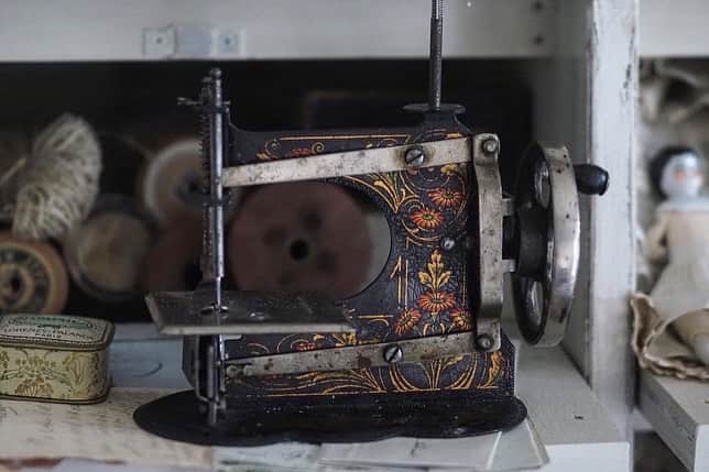 kiyomiさんのインスタグラム写真 - (kiyomiInstagram)「♡ ・ ・  I made the tools using a jigsaw and a cutter.  I used the sewing machine in the  third image as a reference. ・ ・ ・  ・ 画像3枚目（リアルミシン） @shirotume.kusa  アンティークミシンを貸して くださいました。 （くものような、土台が可愛い）  reipさん♡ありがとうございました。 本物が手元にあると違いますね❣️  reiさんからご了承いただき ましたので 次の販売に出品したいと思います🙇‍♂️ ありがとうございました🥰 ・  ・  ・  ・  ・  ・ ・ ・  #ミニチュア #miniature #フレンチ  #Woodburningstove #小さいもの#doolhouse#ドールハウス #antique  #Frenchdecor#green #カントリー#アンティーク風 #antique ・ ・ #ミニチュア #ソーイング#miniature  #ミシン#裁縫#洋裁 #Sewing #Bobbin  #Handicraftshop #Antique#Sewingmachine #sewingmachines #miniatures #アンティークミシン #toysewingmachine#toysewing」7月9日 19時03分 - chiisanashiawase2015