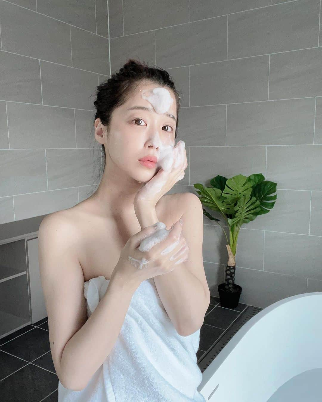 休井美郷さんのインスタグラム写真 - (休井美郷Instagram)「みんな待ち望んでいたよね？🧴🧼  「清肌晶」で愛用者が沢山いた黒石けんが なんと、 「雪肌精　エッセンス　ソープ」としてパワーアップして登場したよ！今大人気なんだって！✨  約80日もかけて作り上げているらしい( °_° ) 長期間熟成のこだわり製法なんだって。  気になる。  私は泡立てネットで泡立てているんだけど、なんか泡がすごいもっちもちなんだよね。  つるんと感のあるなめらかな肌に洗い上げてくれて、洗いあがりのさっぱり感も夏にぴったり🍋🍃  ちなみに見た目が黒いんだけど、皮脂吸着効果のある炭を配合していて、 にきびを予防しながら、古い角質によるくすみ・毛穴の皮脂汚れ・ ざらつきをオフしてくれるよ👏🏻  ･ #雪肌精エッセンスソープ #雪肌精 #SEKKISEI #固形石鹸 #sekkisei_pr」7月9日 19時04分 - kyuui_misato