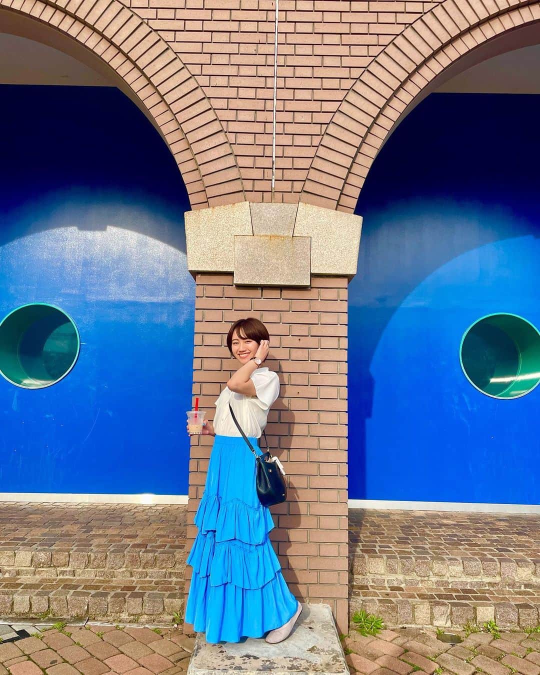 邑菜のインスタグラム：「👗🩵 ･ ･ ･ 夏の水族館デートコーデ🌻 青スカートがお気に入りすぎて🤦‍♀️ 好きな服ほど着れない症候群発生してるので、7月はたくさん着たいです♡  #夏服コーデ #夏コーデ #水族館デート #デートコーデ #低身長コーデ #148cmコーデ」
