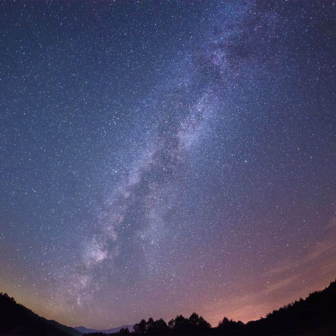 SORA ≪SORA表参道の公式アカウント≫さんのインスタグラム写真 - (SORA ≪SORA表参道の公式アカウント≫Instagram)「@sora_omotesando 【GALAXIAS-ギャラクシアス-】 深い暗闇に包まれてこそ見える、本当の宇宙の輝き。 無数の星々がつくる美しい天の川銀河を宿した指輪です。  ダイヤモンドのキュレットを打ち込んでつける ダイヤモンドダスト仕上げが魅力のひとつです。  ダークマットな「タンタル」の金属が表す宇宙の中に、 ダイヤモンドを囲む天の川が輝きを放ちます。  ギャラクシアス 取扱店 ￣￣￣￣￣￣￣￣￣￣ ・SORA表参道本店 ・SORA札幌店 ・一部の全国の取扱店 ・SORA公式オンラインショップ >>>https://www.sora-w.com/online/  SORAのタンタルについて ￣￣￣￣￣￣￣￣￣￣￣￣ 黒い指輪として人気急上昇中のタンタルは、 SORAが世界で初めて結婚指輪の素材として 使用したレアメタルのひとつ。  資源循環へ取り組んでいるSORAでは現在、 都市鉱山から再生されたタンタルを使用して 指輪づくりをおこなっています。  - - - - - - - - - - - - - - - - - - - -  🟩LINEでもデザインのご相談が可能です >>>「SORA」と検索！  公式アカウントをお友だち登録して メッセージを送ってください  SORA表参道本店のデザイナーがご返信します💁‍♀️  - - - - - - - - - - - - - - - - - - - -  SORA公式サイトや店舗情報は アカウントTOPのURLからcheck * >>> @sora_omotesando  ぜひハッシュタグをつけて SORAの写真を投稿してください♪ >>> #結婚指輪SORA  デザイナー、クリエイターが皆さんの投稿を拝見し 毎日パワーをいただいています🌿  - - - - - - - - - - - - - - - - - - - -  #結婚指輪 #婚約指輪 #ペアリング #金属アレルギー対応リング #オーダーメイド結婚指輪 #結婚指輪オーダー #ブライダルリング #オーダーメイドリング #セットリング #婚約指輪と重ね付け #タンタルリング #ブラックリング #結婚指輪ブラック #黒い指輪 #黒い結婚指輪 #個性派リング #オリジナルリング #2023wedding #プレ花嫁 #プレ花婿」7月9日 19時10分 - sora_omotesando