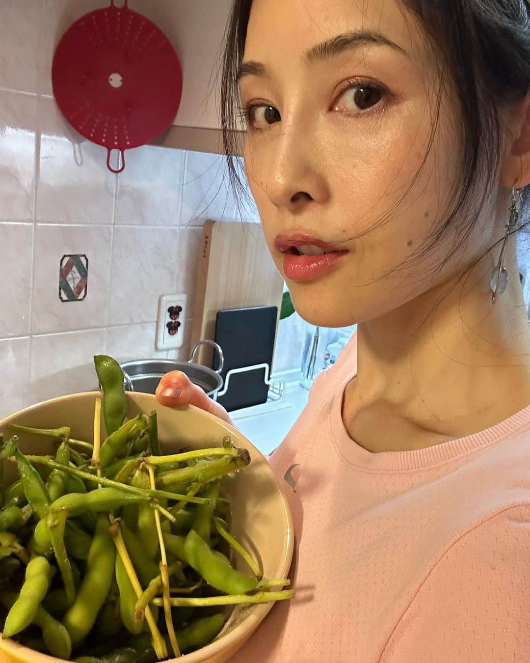 中岡由佳さんのインスタグラム写真 - (中岡由佳Instagram)「❇︎ 暑くてキャップもぐったりしてるわけじゃないけど、パラパラ雨が降ってきて蒸し暑い💦家では髪をまとめて料理。更に暑さとの戦い🔥🔥🔥枝豆は茹でたて最高✌️（今日は枝が多めだわ） #newyorkyankees  #cooking」7月9日 19時12分 - yuka_nakaoka