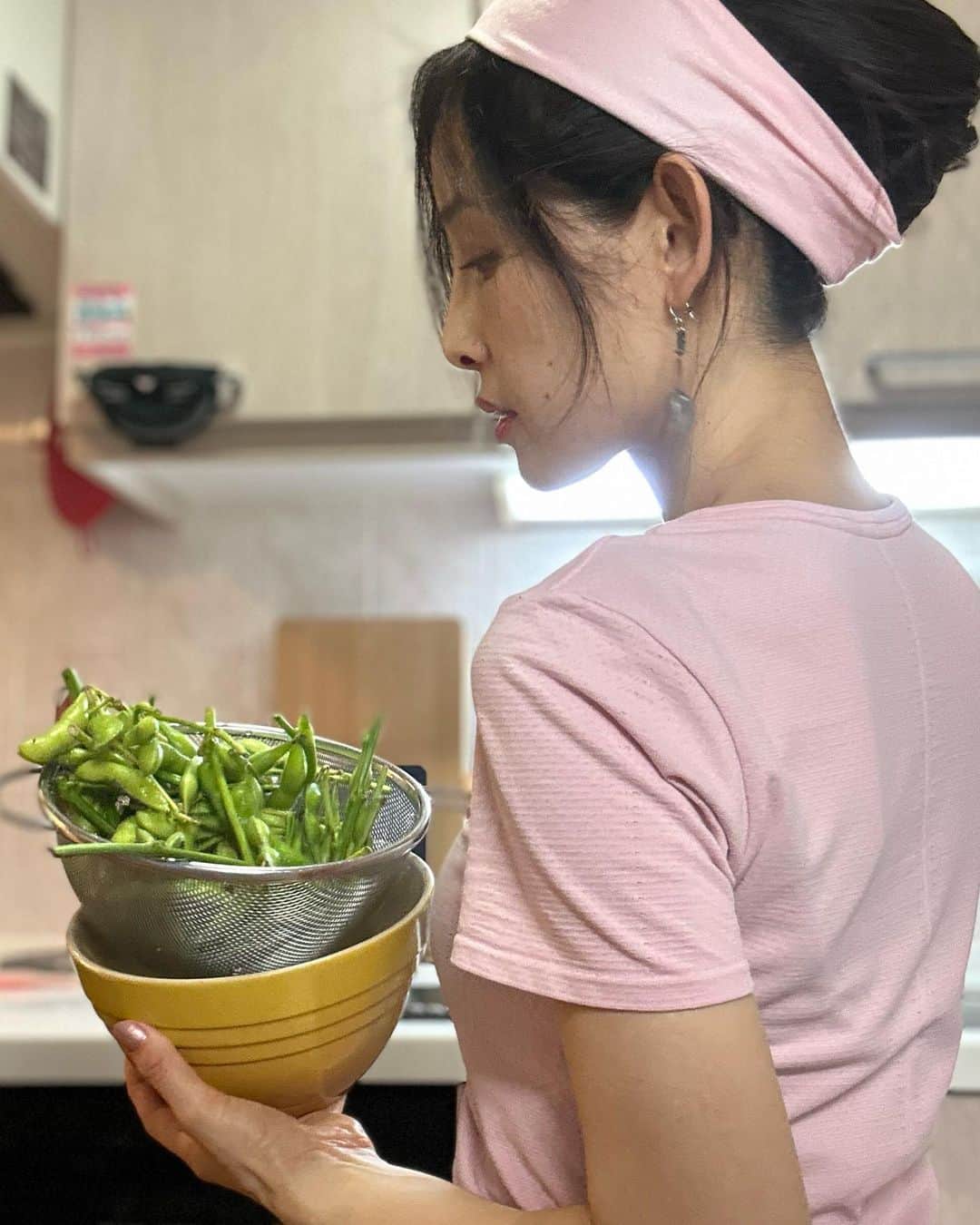 中岡由佳さんのインスタグラム写真 - (中岡由佳Instagram)「❇︎ 暑くてキャップもぐったりしてるわけじゃないけど、パラパラ雨が降ってきて蒸し暑い💦家では髪をまとめて料理。更に暑さとの戦い🔥🔥🔥枝豆は茹でたて最高✌️（今日は枝が多めだわ） #newyorkyankees  #cooking」7月9日 19時12分 - yuka_nakaoka