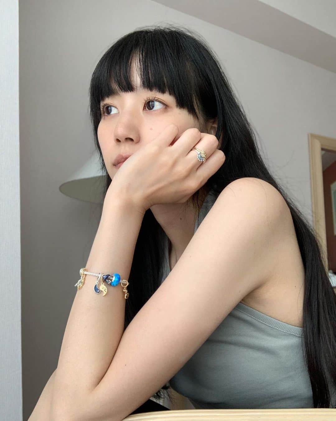 Shiho Sasakiのインスタグラム：「腕が露わになる季節は じゃらじゃらとアクセサリーを付けたくなる💎  Pandoraのjewelryはチャームがカスタムできるので、自分好みのアクセサリーがオーダー可能です🐬  今回は、これからの季節に映えそうな オーシャンストーンや星のチャームをじゃらじゃらと…💙 夏にぴったりなjewelryに出会えて大満足です⭕️  たくさん種類があって、組み合わせられるから ギフトにも喜ばれそう💭🎁  #SeekTheSun #MomentsWithPandora #パンドラ #パンドラジュエリー #ShotForPandora #Ad」