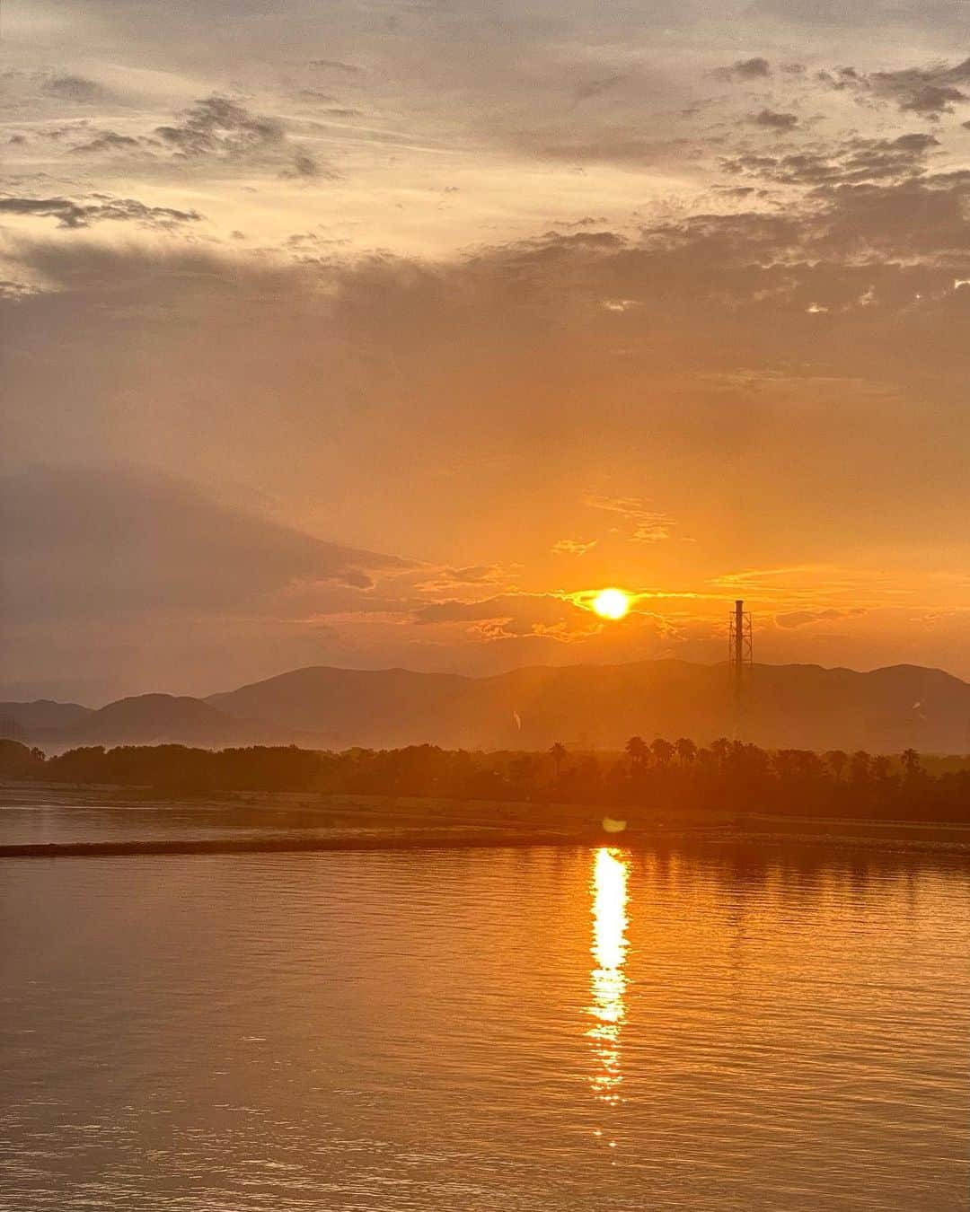 祥吉さんのインスタグラム写真 - (祥吉Instagram)「7月9日(日) 夕方まで降り続けた雨が上がり 19時前にはこんな夕空をお披露目してくれました  #夕陽 #夕空 #夕暮れ  #瀬戸内海 #海 #空 #雨上がり #温泉 #旅行 #旅館 #播州赤穂 #赤穂 #赤穂御崎 #赤穂温泉 #赤穂温泉祥吉  #潮彩きらら祥吉 #祥吉」7月9日 19時23分 - akoshokichi