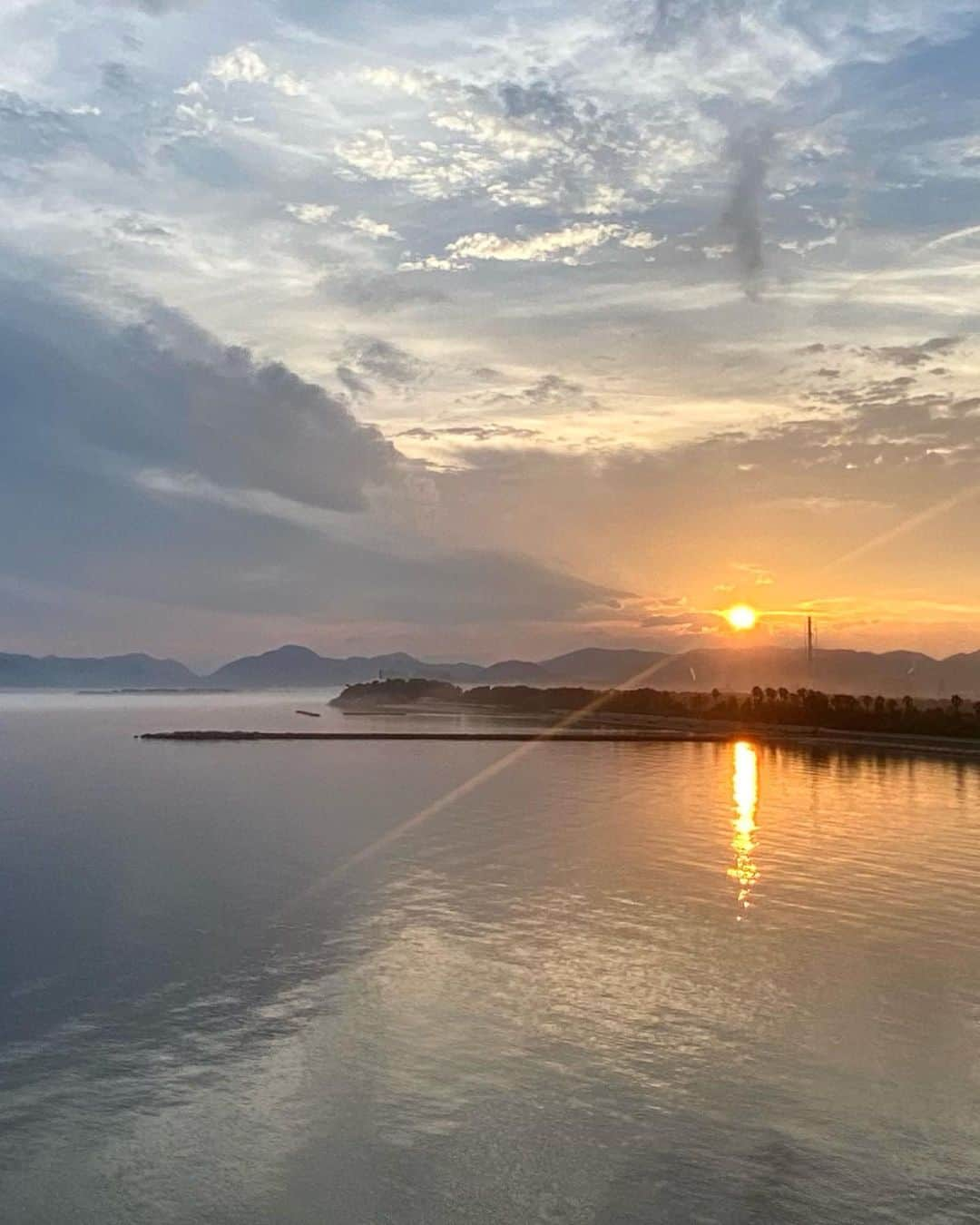 祥吉さんのインスタグラム写真 - (祥吉Instagram)「7月9日(日) 夕方まで降り続けた雨が上がり 19時前にはこんな夕空をお披露目してくれました  #夕陽 #夕空 #夕暮れ  #瀬戸内海 #海 #空 #雨上がり #温泉 #旅行 #旅館 #播州赤穂 #赤穂 #赤穂御崎 #赤穂温泉 #赤穂温泉祥吉  #潮彩きらら祥吉 #祥吉」7月9日 19時23分 - akoshokichi