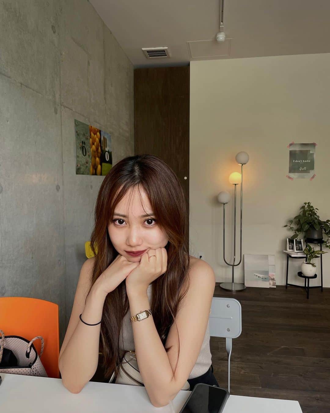 塚本いづみのインスタグラム：「. もう湿気に耐えられずしばらく前髪伸ばすことにしました☁️ 髪もピンク諦めました🤦🏼‍♀️笑  @idontknow.cafe」