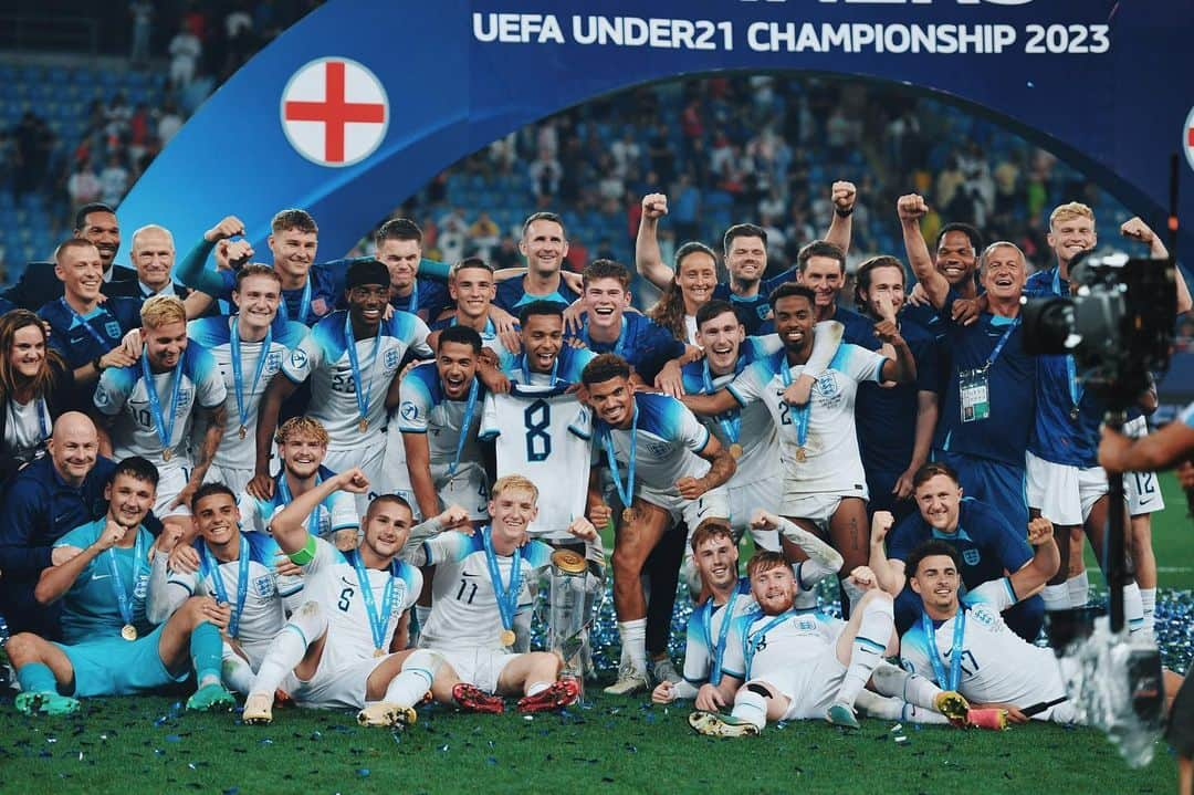 ジョリオン・レスコットのインスタグラム：「A special group of players and people. What an achievement, and an absolute honour to be part of.   6 games  6 wins  6 clean sheets  11 goals  History makers.  #U21EURO」