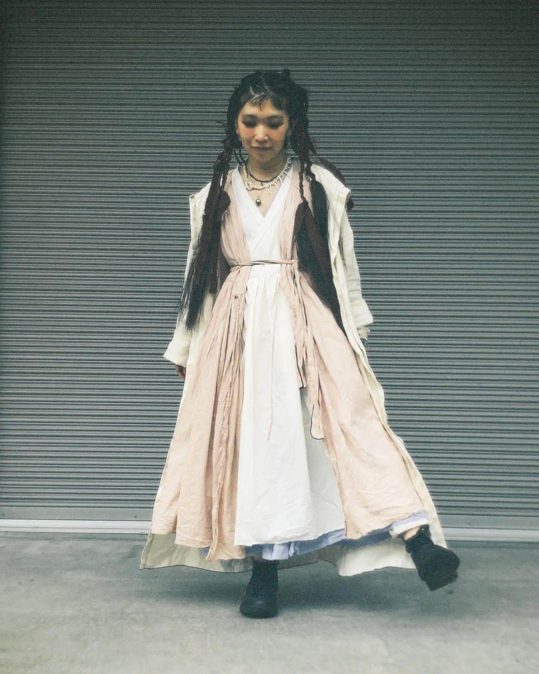 青葉市子のインスタグラム：「🌏  8 July 2023 FRUEZINHO @frue_presents   トップバッターを務めさせて頂きました。  魂ふるふる。  客席がそのまま屋外へとつながり 陽がさしたり小雨がおちたり。 ざわめきも子どもも鳥も、 唄い始めたばかりの蝉たちも。 🌏地球がくるんとひるがえり、軽やかに踊った日。  hair&make @hoshino_kanako  衣: @remocyn キミさんがこれまでのお衣装の型取りで作ってくださった麻の衣,  波照間で月桃染したシルクopとリボン, 大麻布ガウン,  ラピスと珊瑚の首飾り。 弦をおさえる手にはパール,  古いレース, そしてシドニーでお客さまから頂いたブレスレットを。  .」