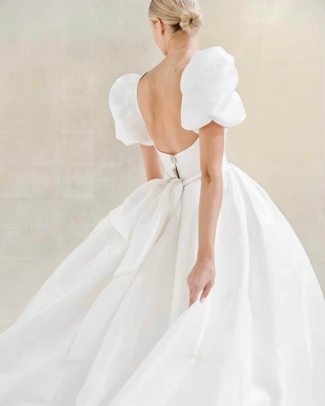 THE TREAT DRESSINGのインスタグラム：「* NEW WEDDING DRESS  Reem Acra Hollywood Collection @reemacra  Reem Acra(リーム アクラ)の 新作ウェディングドレスが、 THE TREAT DRESSINGへ入荷いたしました  Hollywoodと名付けられた今回のコレクション 花嫁という特権をまさに実感させてくれる ドラマティックなウェディングドレスばかり  花嫁ひとりひとりが持つストーリーを、 ドレスというデザインを通して叶える… “The dress are timeless.“ ドレスは時代を超えて行ける そうリーム アクラは語ります  ◼︎Product number 100-10123 / MING  Photographer：@akiko.h.meyerhofer  #reemacra #reemacrabridal #thetreatdressing #treatdressing #トリートドレッシング #ザトリートドレッシング」