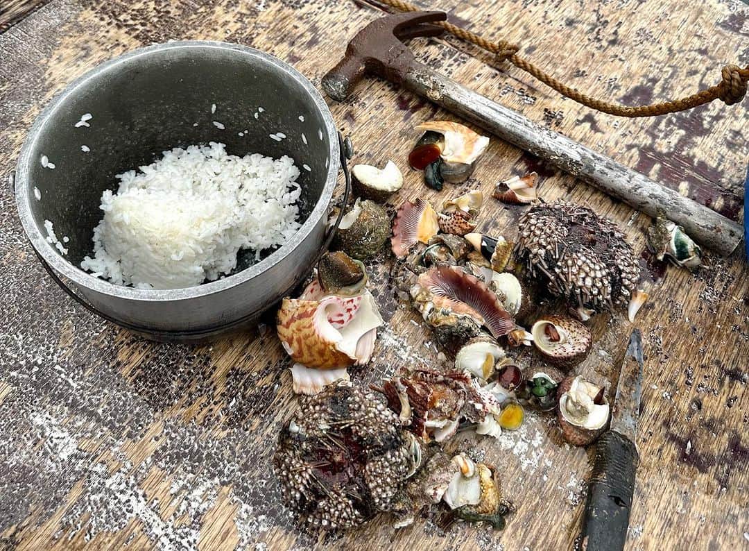 須藤元気さんのインスタグラム写真 - (須藤元気Instagram)「僕にとっての最高のご馳走。採れたての貝をその場で割って、何も付けずにご飯と一緒に食べることです。久しぶりに会ったフィリピン人の友達と一緒に海に潜って獲ってきました。まいうー。#セブ島」7月9日 19時21分 - sudogenki