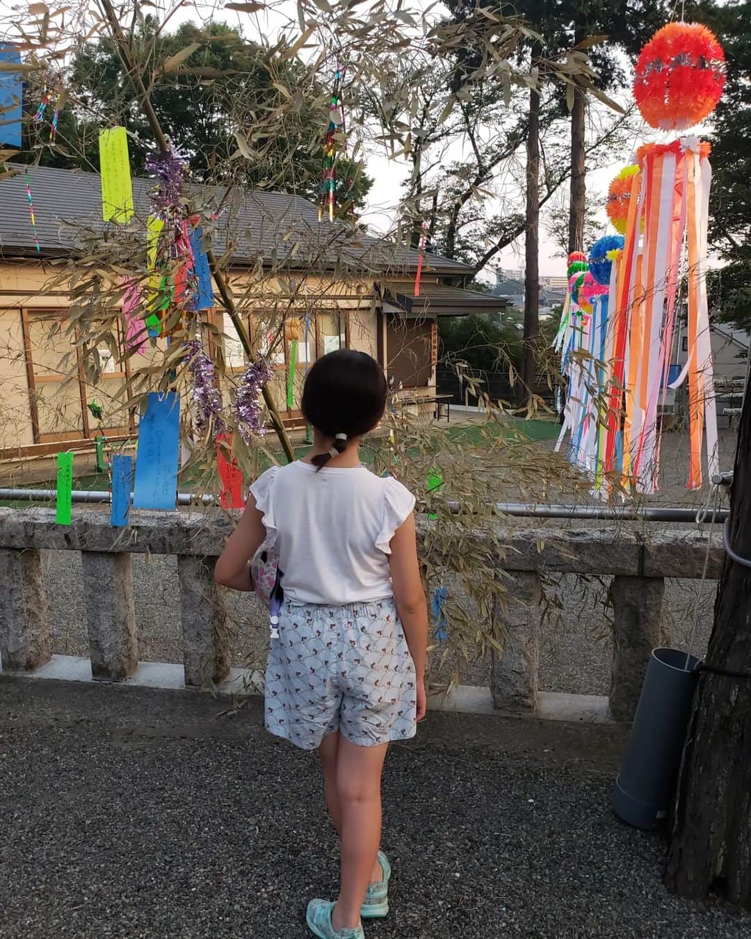 鏑木毅さんのインスタグラム写真 - (鏑木毅Instagram)「富士山へ行く予定でしたが大気の状態が不安定なため取り止め。近所の神社で娘と2日遅れの七夕祭り。 願い事はたくさんありますが、結局この願いに尽きるかな。早く脚が治って自由に走り回りたいです。 #七夕 #トレイルランニング #trailrunning #tsuyoshikaburaki #tnfjp #鏑木毅 #アスタビータースポーツ #gontex #娘と休日 #七夕飾り」7月9日 19時24分 - tsuyoshikaburaki