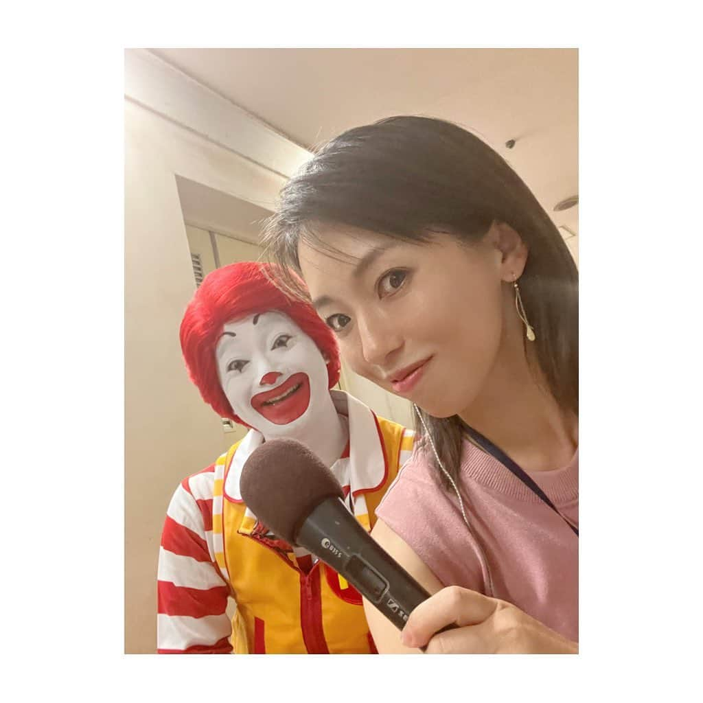 羽村亜美のインスタグラム：「バファローズvsライオンズ 2連戦でした！！  #ほっともっとフィールド神戸  は、 すごーく好きな球場だなあ。  とか言いながら写真とるの忘れて ドナルドマクドナルド氏との 写真しかありません😆  でもこの写真嬉しい😆  この2連戦も笑顔がたくさんの インタビュー🎤 わたしのモットーです！！ ファンの方も選手も みんなが笑顔溢れるインタビュー これからも心掛けていきたいな。  今日は嬉しいお言葉も頂けたので 気持ちが前向き👍  取材して 東京帰ります！  さて、いよいよ 都市対抗と高校野球東京大会の 怒涛の日々がスタートします。  まじで、まじで怒涛の日々になります。  笑顔でいこー！！！！  っしゃすっ🎤」