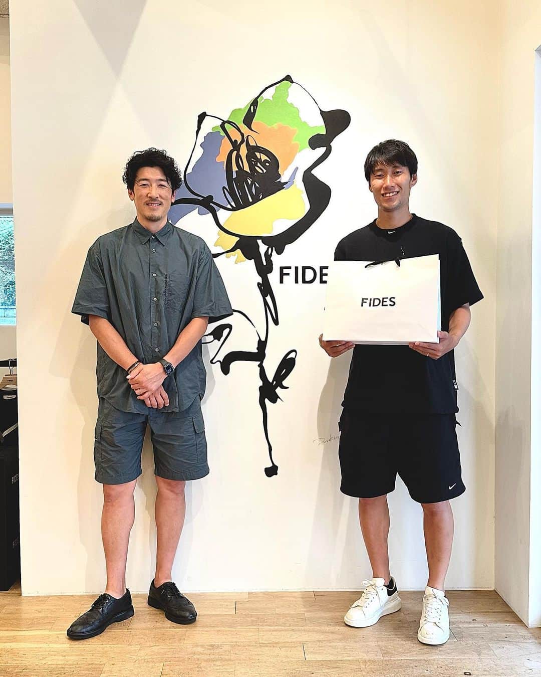 小林久晃のインスタグラム：「そしてもう1人、嬉しい来客が。 今では日本代表の中心で、海外でも一目置かれる選手になった @kamadadaichi です。サガン鳥栖の時は36歳と18歳で親子みたいな歳の差で、かわいい奴でしたが、こんなにビッグになってもやっぱり相変わらずかわいいです。気にかけて、足を運んでくれてほんと嬉しいですね。 どこのチームに決まるのかも、今後の活躍もとにかく楽しみ。大地ありがとう。 #鎌田大地 #次のチームはどこかな #楽しみだ #thanks #fides #fukuoka」