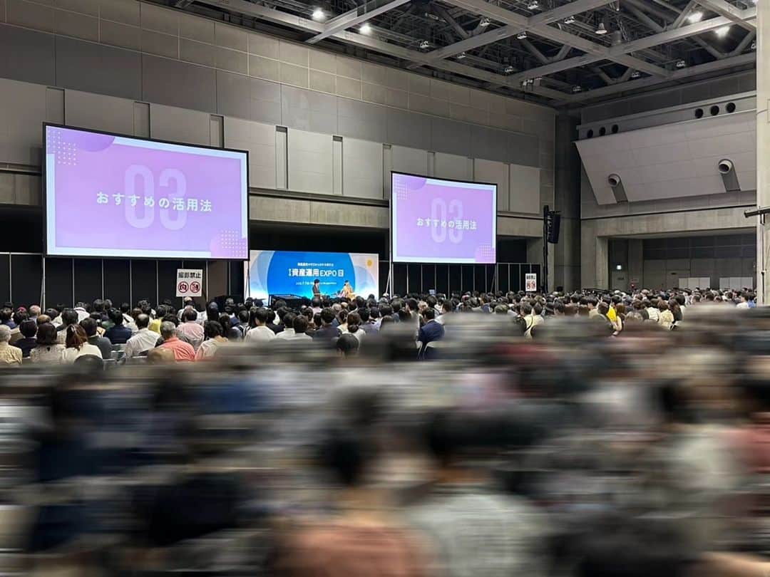 杉原杏璃のインスタグラム：「資産運用EXPOありがとうございました！  今日のビッグサイトで開催していた 【資産運用EXPO 夏】 にお越しいただいた皆様ありがとうございました😊  青木源太さんにも助けていただき無事、今年も東京でのEXPOが終わりました！ 500名近くの方々にお会いできて、お話ができてとても楽しかったです✨  講演以外では...優待投資家としても大人気の桐谷広人さんと 楽屋でお互いのグッズを交換したり  ブース会場で遊んでたりw 色々とお話ができていいリフレッシュになりました♫  あっ後ろに写ってるLINE Monary で投資の連載してます✏️ 良かったら見てみてください♫  資産運用のオンラインサロン【Polish】 ⬇︎⬇︎ https://lounge.dmm.com/detail/5374/  #杉原杏璃 #sugiharaanri #anrisugihara #Japanese#girl #グラビア#グラドル#glamor#gravure#hot#asian #資産運用EXPO夏 #東京ビッグサイト #株式投資 #資産運用 #オンラインサロン #ありがとうございました #資産運用EXPO」