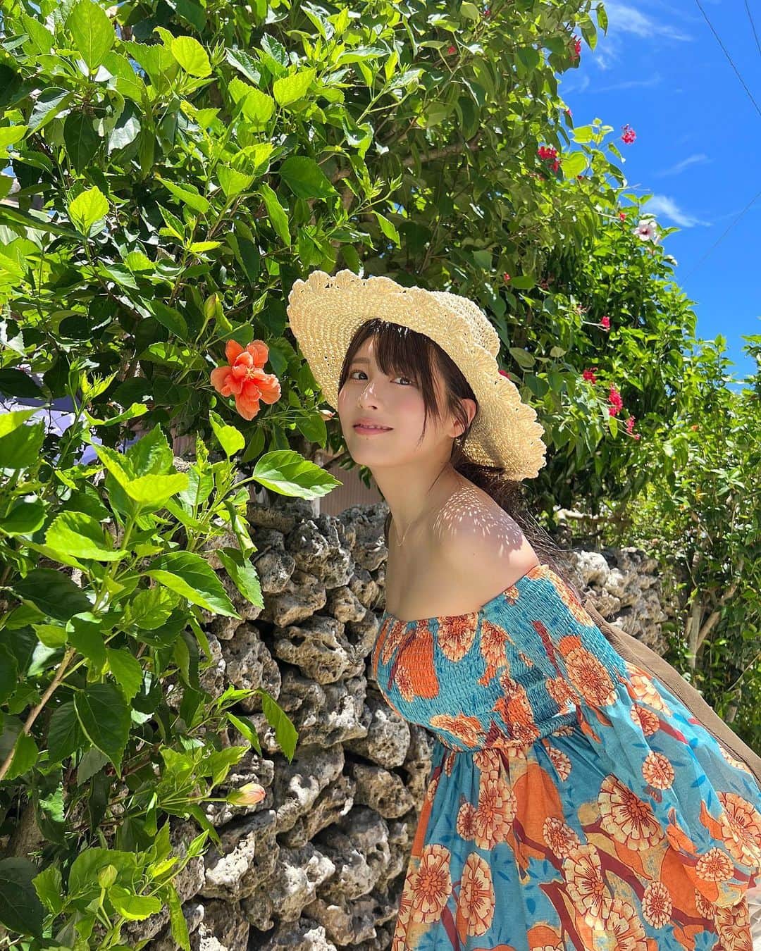 ちとせよしののインスタグラム：「沖縄民謡流したくなる街並みでした🌺 牛車乗りたかったけど人いっぱいで乗れず…(･.･`)🐂💭 またリベンジします💪🏻  肌が小麦色に写ってるけど割と風景とマッチしてる！🤣  #石垣島 #竹富島 #ロングワンピース #shein購入品 #麦わら帽子 #okinawa」