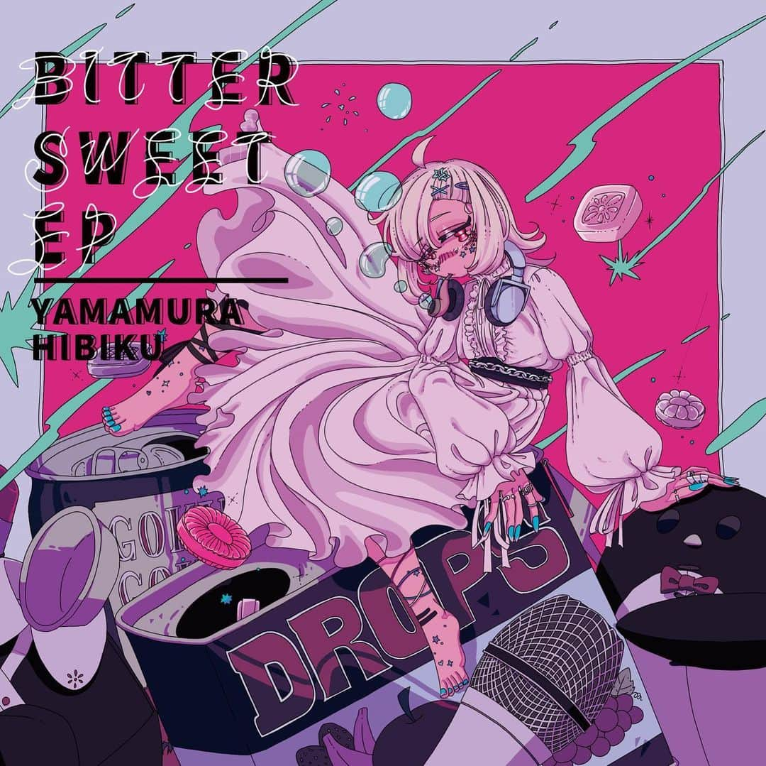 山村響のインスタグラム：「. 🍫山村響 New EP💿 『Bitter Sweet EP』  ☕️2023.8.13☕️ ☪️コミックマーケット102 & BOOTHにて先行リリース決定🌟  甘くてほろ苦い人生を溶かし込んだ、 ちょっぴり “大人風味” な楽曲達が キラキラのドロップのように詰め合わされたEP🍬  夏コミ2日目、私のBitter Sweetな人生を 受け取りに来て下さい💝  🌻コミケスペース詳細 【東3ホール オ-52b 山村商店】  そしてなんと、 夏コミ先行リリースの約1ヶ月後に、 全国流通でのリリースが決定！！  🍪2023.09.06 🍪 山村響『Bitter Sweet EP』  全国のCDショップ・オンラインストアにて 予約受付中🌌  タワーレコード・アニメイト・ゲーマーズでは店舗特典もあります🎁  🏬店舗別特典🛍️  ▼タワーレコード： 区長描き下ろしイラストステッカー Bitter Ver.  ▼アニメイト：L判ブロマイド  ▼ゲーマーズ：L判ブロマイド  ▼そしてBOOTH山村商店で8月13日先行リリース分をお買い上げの方には、 【 区長描き下ろしイラストステッカー Sweet Ver. 】 が特典として付きます🎁  色んなご縁が繋がって、 セルフプロデュースで初の全国流通CDを出すことが出来ます。 嬉しい。感慨深い。  夏コミでもお店でも、沢山の人たちに 私の人生のカケラを届けたいです。 楽しみに待っていてもらえたら幸せです……🍬  Art Work：アキヤレモンサワー（@akiya_ls）  #C102 #ひび区 #山村響 #newep #newrelease #新譜 #comicmarket #コミケ #夏コミ」