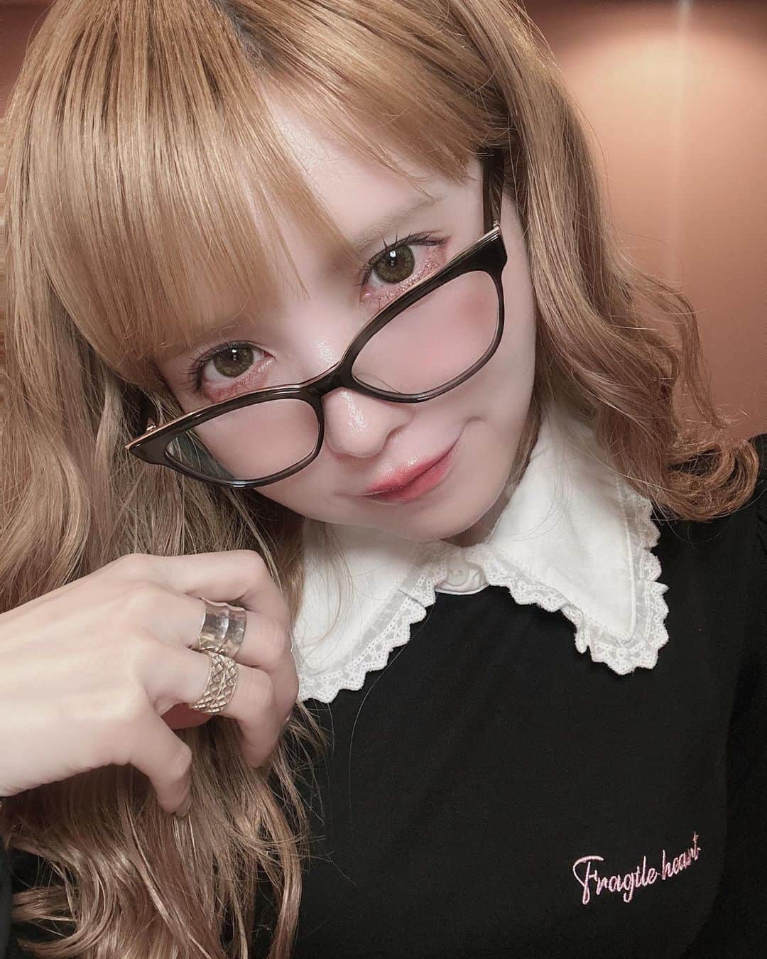 益若つばさのインスタグラム：「kasaneというブランドのメガネが長年探してた理想のザマス眼鏡だった。🤓  コンタクトはBambi seriesのヴィンテージオリーブ🫒です！ @bambi_angelcolor   ・dress…fragileheart ・glasses… kasane ・sox… @gucci  ・pumps… @stephen_venezia   #ootd #outfit  #glasses」