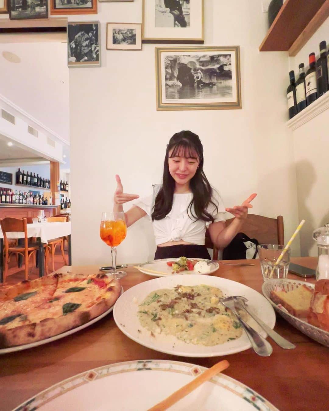 新倉瞳さんのインスタグラム写真 - (新倉瞳Instagram)「Italian 🇮🇹 in Switzerland🇨🇭   カプレーゼもピザも美味しかったけど、トリュフのラビオリがとにかく美味しくて優勝🏆  オレンジ色の飲み物🍹はAperol spritzというイタリア北部初のリキュールを使ったカクテル✨  格好つけて注文するも燃費の良いわたしは少し飲んだらごきげんMAXでしたん」7月9日 19時40分 - hitominiikura