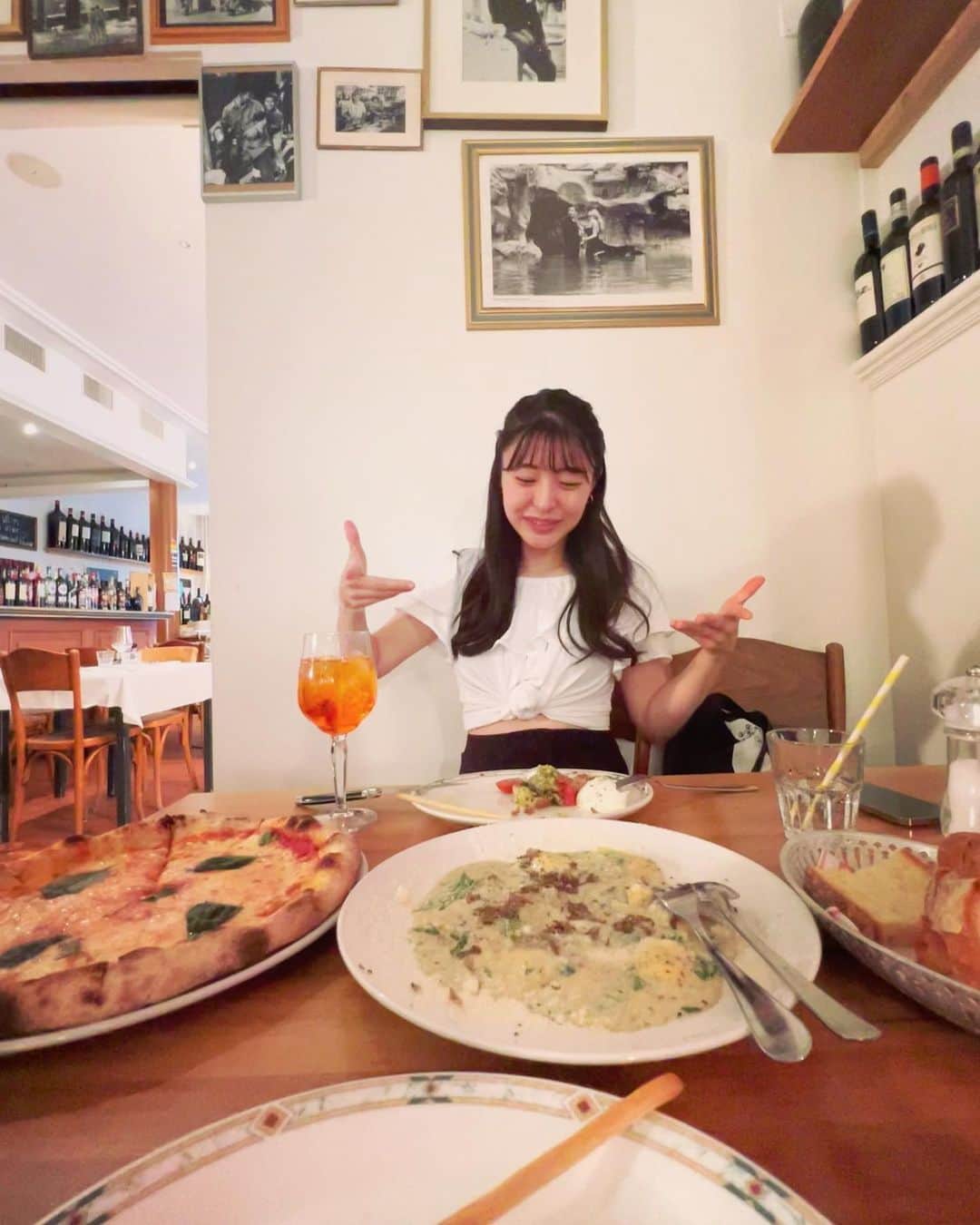 新倉瞳のインスタグラム：「Italian 🇮🇹 in Switzerland🇨🇭   カプレーゼもピザも美味しかったけど、トリュフのラビオリがとにかく美味しくて優勝🏆  オレンジ色の飲み物🍹はAperol spritzというイタリア北部初のリキュールを使ったカクテル✨  格好つけて注文するも燃費の良いわたしは少し飲んだらごきげんMAXでしたん」