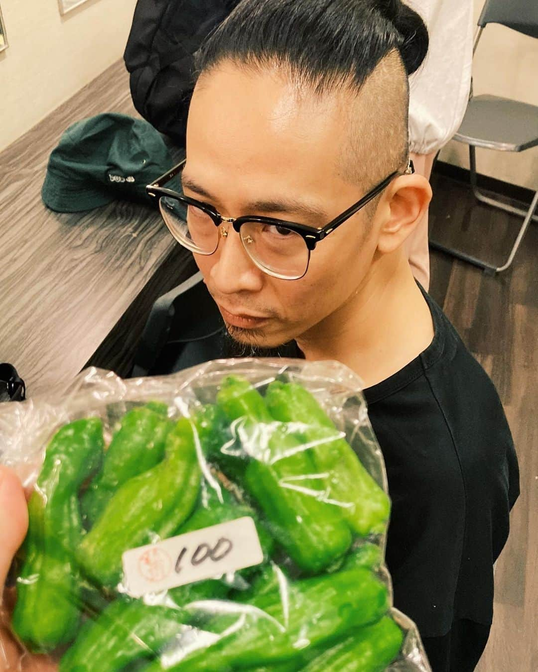 岡本啓佑さんのインスタグラム写真 - (岡本啓佑Instagram)「ツアーもファイナルともなれば、ベーシストからお野菜を支給していただける。それがツアー。#村田シゲ #ひろしま朝市」7月9日 19時40分 - okamoto_keisuke