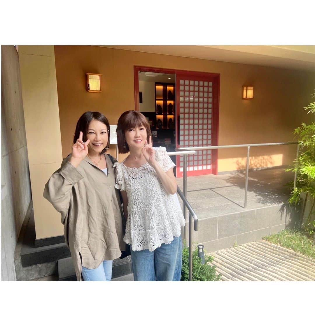 松本伊代のインスタグラム：「久しぶりに ちえみちゃんと！  やっと会えた〜❣️  ちえみちゃんは9月にもLIVEがあり、 お互い頑張ろう！と食べて喋って あっという間に時間が過ぎていきました😊  ありがとう😊  　 #堀ちえみ #頂いたお菓子 #ご馳走様でした #日本料理ひのや #お弁当まで #いつも励ましてくれる #ありがとう #松本伊代 #最後の写真はどこだ #rice✖️yogurt #You're the rice to my yogurt #松本伊代LIVE TOUR2023 #"Journey" #10/15 10/20 #先行発売イープラス」