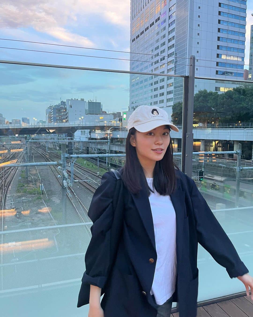 深尾あむのインスタグラム：「ただいまテスト期間中です🤯 今夜は苦手な数学をやる！！ 誰か助けてー！！ みんなの得意教科はなに？ #お気に入りのキャップ」
