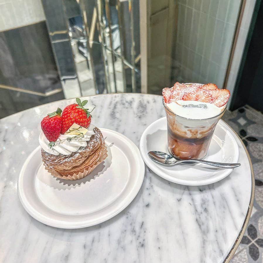 岩田陽菜のインスタグラム：「- ̗̀‎𖤐 SALON DE LOUIS PREMIUM ⟡.·*.  いちご~🥺❤️  どっちも美味しくて他のパンも美味しそうだった…⟡」