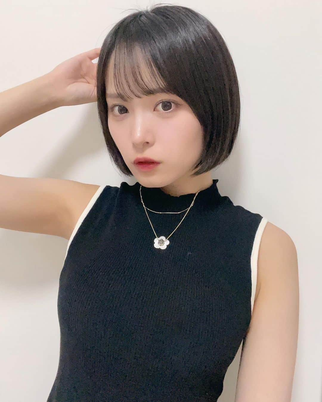 OCHA NORMAのインスタグラム：「.  だぁ！石栗奏美です🧸🥊  オンラインお話し会で着た私服、 インスタにも載せちゃいます🖤⋆͛*͛  どうかな〜？すき？？🫠  いつも本当にありがとうございます🫶🏻  #OCHANORMA #オチャノーマ #ocha_norm #helloproject #ハロプロ  #石栗奏美  #今日のみんちゃん #MARYQUANT #lilybrown」