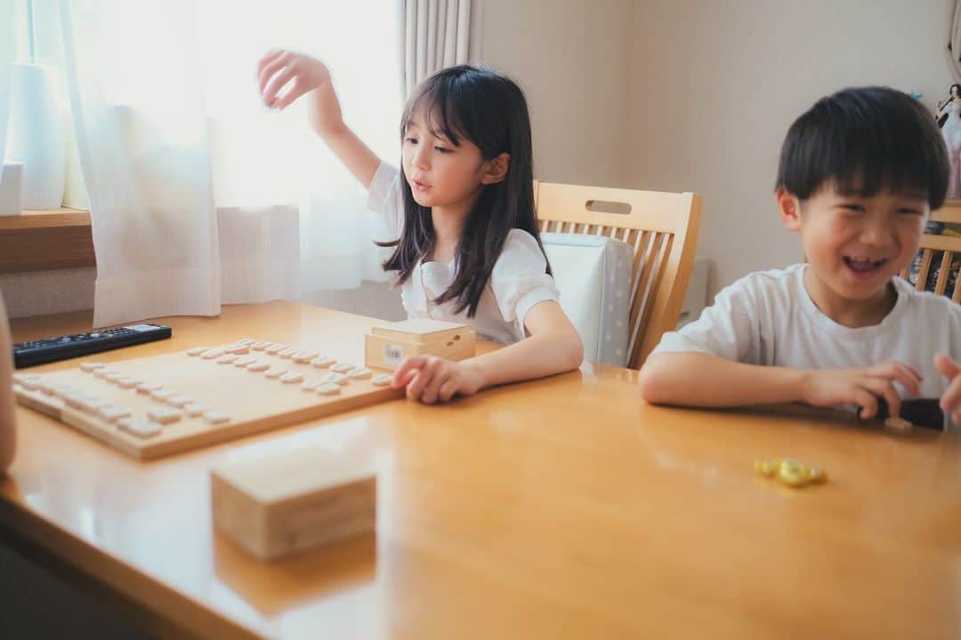Ai.tのインスタグラム：「初将棋👍 . 私は山崩しがすきです。（祖父とよくやってた🥺） . ボードゲーム系は力也くんには勝てない私。 . オセロもギリギリ渚に勝てるかな？くらいてあと一年後には負けるでしょう。笑 . .」