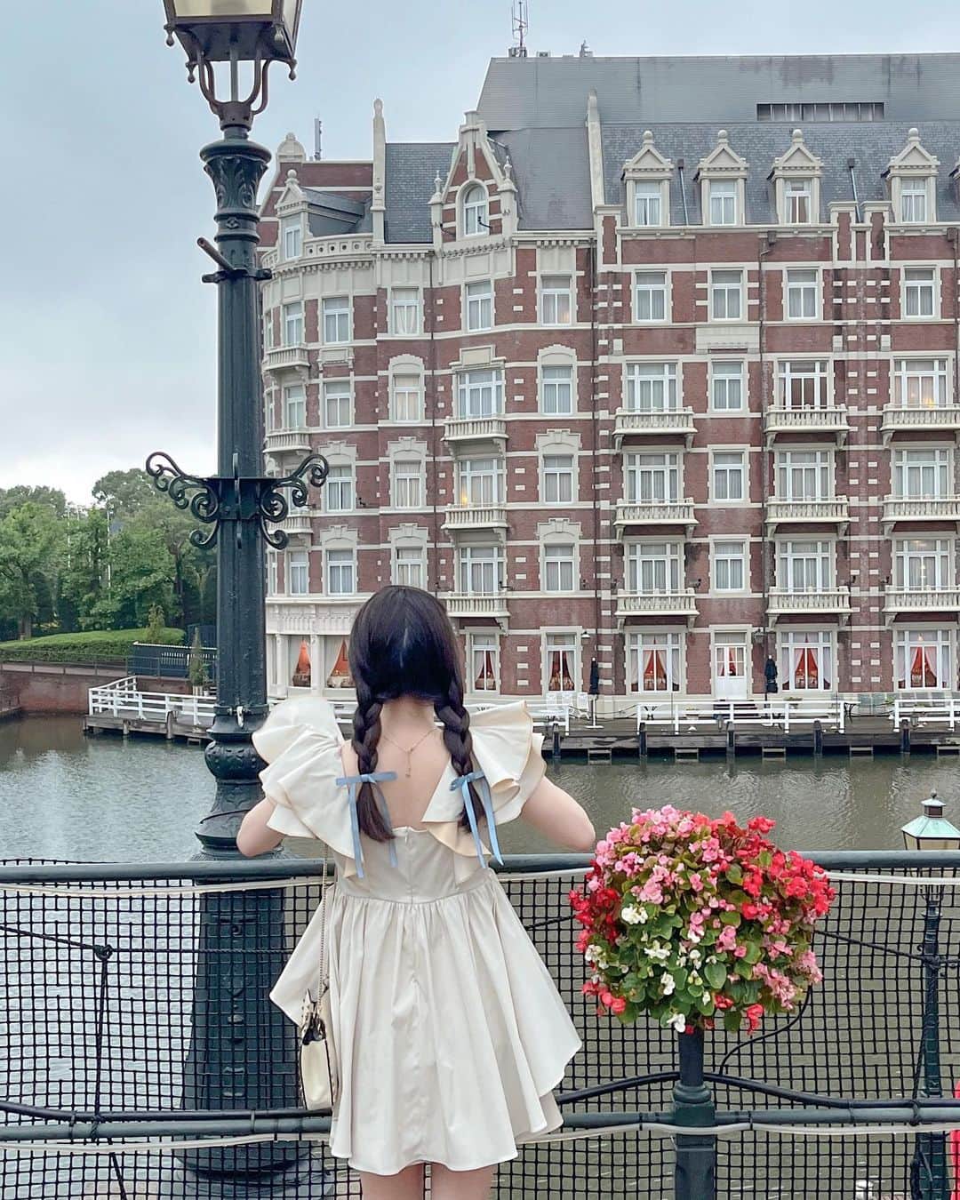 ayaのインスタグラム：「🏰𝐻𝑈𝐼𝑆 𝑇𝐸𝑁 𝐵𝑂𝑆𝐶𝐻  いつか行ってみたいと思っていた 長崎のハウステンボス🥀🤍 @huistenbosch_official  園内どこを歩いても 素敵な外装の建物が並んでいて ヨーロッパの街並みをお散歩しているような 特別な時間が過ごせた( ◜◡◝ )⏳𓈒𓏸   想像以上に見所も満載で...！ 🚢運河テラスバル 水辺でグルメ、ショー、生演奏が楽しめる オシャレなテラス席🪑  🕯️スペクタクルランタンナイトショー 7月7日から期間限定で始まった、 プロジェクションマッピングショー🎥 花火が上がったり、歌のパフォーマンスがあったり ライブのような盛り上がりだった🌙  🌻グルメ ひまわりをイメージした ソフトクリーム、ドリンク、パフェなどの スイーツも充実🍨  他にも 🛟プール 🍖BBQ だったり夏を楽しめる要素が 盛りだくさん！  あいにくのお天気だった中でも とても楽しめたし、 晴れの日に行ったら さらに素敵な風景なんだろうなと また来たい気持ちが増した🫶🏻  お花がたくさん咲いてるから 四季によってかなり雰囲気も 変わりそう🌷  来れて良かった〜！と 幸せを噛み締めながら 過ごした時間だった( т т )🤎  #huistenbosch #hoteleuropa #ハウステンボス #光と運河のサマーフェスティパル #ホテルヨーロッパ #PR #九州 #長崎 #女子旅 #夏旅 #夏の思い出 #テーマパーク #ヨーロッパ #イルミネーション #イルミ #行楽 #ショー #ヴァカンス #リゾート#ホカンス #ひまわり畑 #ナイトプール #ランタン」