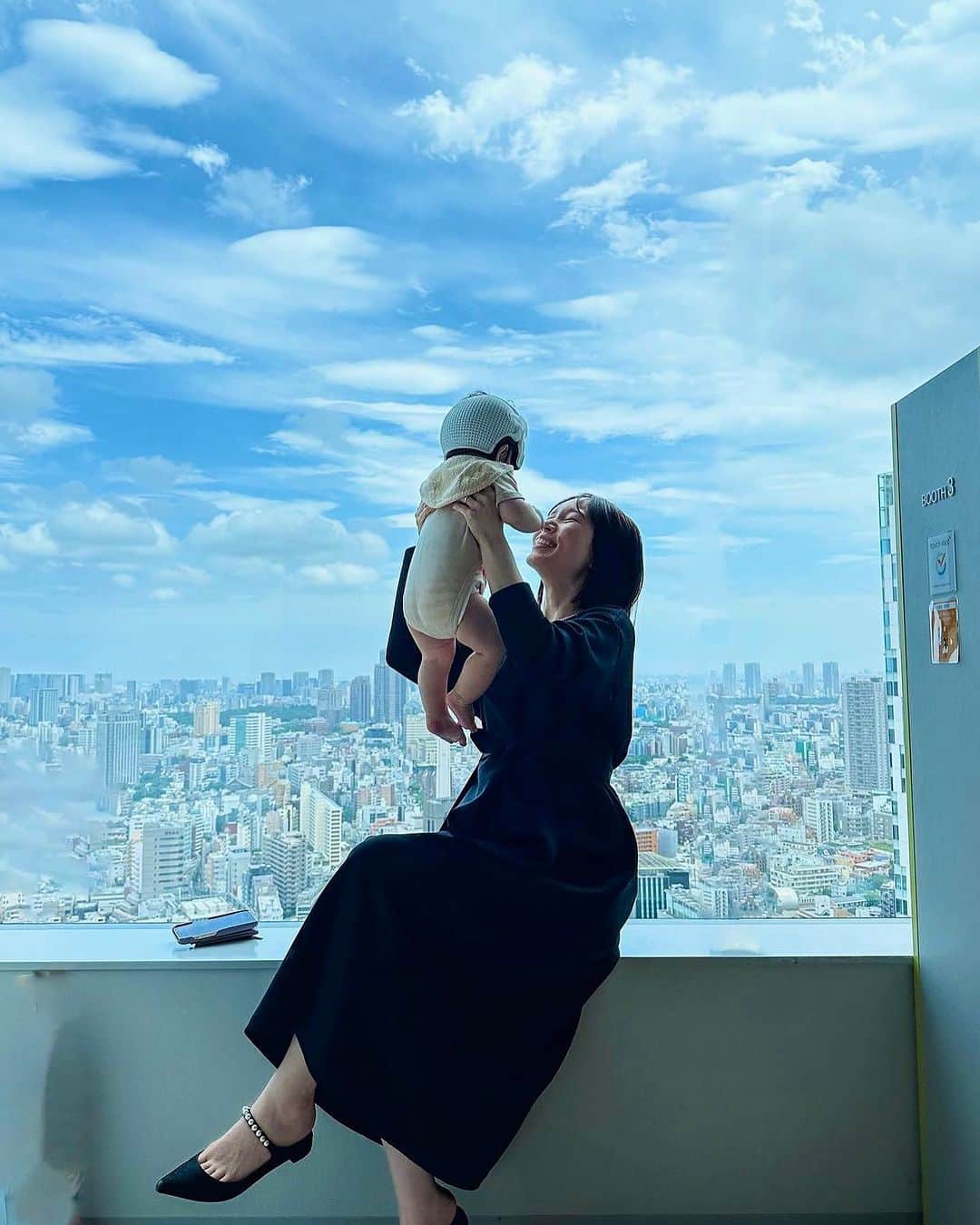 本島彩帆里のインスタグラム：「昨日の🫶展示会に遊びに来てくれた 👼🏼に遊んでもらってる様子。 津覇さんありがとう❤️‍🔥　@masami_tsuha   ワンピースは @o0u_official との コラボで作ったもの。昨日から受注発売はじまりました☺️💕(9月お届け)  #可愛すぎ#赤ちゃん#ワンピース#景色良すぎ#妊婦」