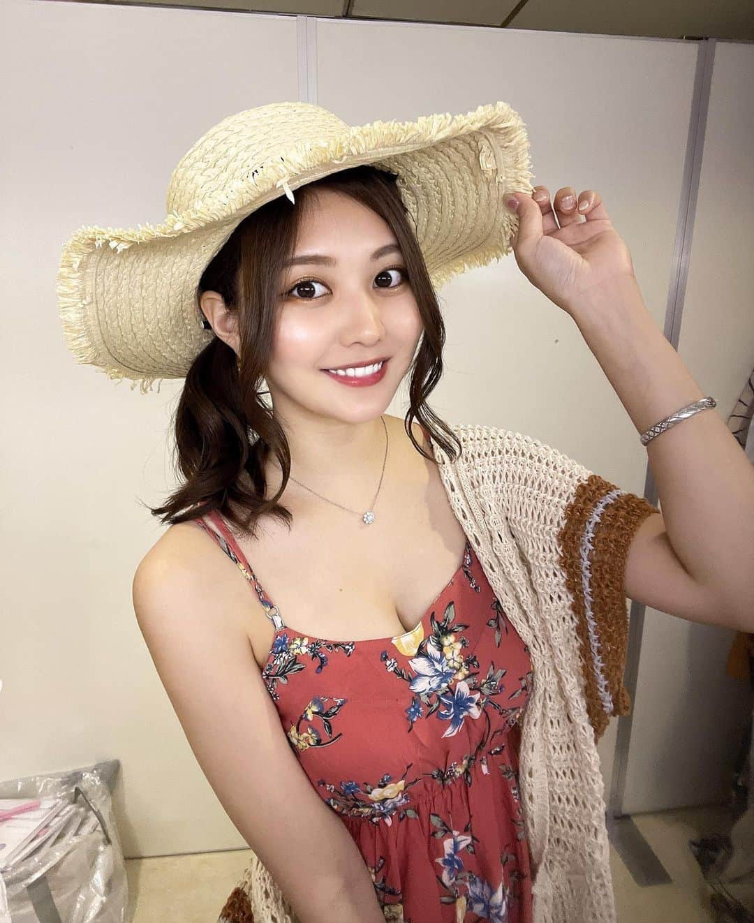 林ゆめのインスタグラム：「もう夏だね🌻  最近暑すぎて少し外歩くだけで汗だく🫠 でも夏っぽい楽しいこと沢山したい！  みんなの夏の予定は？☺️」