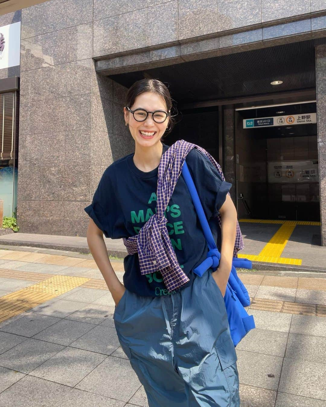 田中シェンのインスタグラム：「下野、中野、上野🐼❗️  Tops @creek_anglersdevice  Shirts @poloralphlauren  Pants @freaksstore_official  Bag @olend_backpacks  Shoes @clarksoriginals  Glasses @ahlem  今日は上野へパンダに 会いに来たわけではありません！ 本の森に癒されに行きました🌳  #上野駅  @route.books  いくつかの複合施設が一体化してるこの場所は どうやら、木材加工🪵できる工場やパン屋さん、 植物🪴屋さんがあるみたい。 その中でも本日はこちらのブックカフェへ💁🏻‍♀️ 本のセレクトがバラエティ豊富でした。 音楽にまつわる本が多かった気がする🎧 個人的には台湾ニューシネマが気になった！ ただ行きたいだけかも☺️🇹🇼 (小旅行したい！)  @karakankoushiki  夜の行きたい場所まで時間があったので 間は安定のカラオケ。清竜人歌いました。 久しぶりでほぼ歌えなかったです🎤💯  #表参道駅  @akaiheya16  #赤い部屋  一見、お店の名前だけ見ると、ホラーかな って思っちゃったのは私だけでしょう。 トイレの花子さんみたいな☺️ 店内は確かに真っ赤🟥だったのですが、 アナログレコードが質の良い音で流れてて いい音を浴びれて、これはデートには向かないなと 思いました(じっくり音楽聞いちゃうから) おしゃれなバーで食べる焼きそばは最高です！ ナチュラルワインも豊富だったよ🍷 真っ暗で動画に何も映らないのが 個人的にツボでした👍  Great Bar in #aoyama #omotesando area! Music bar called red room in Japanese  @akaiheya16 🟥my friend who recommended me Said they have great speakers and wonderful Selection of record music 🎶 maybe a  Sip 🍸before the bed ?😉🍸💯  #上野ランチ #上野カフェ巡り #上野グルメ  #上野さんぽ #青山バー #ミュージックバー  #ブックバー #ブックカフェ巡り  #creekanglersdevice #clarks #clarksoriginals  #pololarphlauren #streetchic #ストリートシック  #カジュアルコーディネート #東京さんぽ  #東京案内　#일본여행🇯🇵 #여행일기✈️ #푸드스타그램🍴 #카페스타그램☕🍨🍰 #每日穿搭分享  #日系穿搭 #tokyotouristinfo」