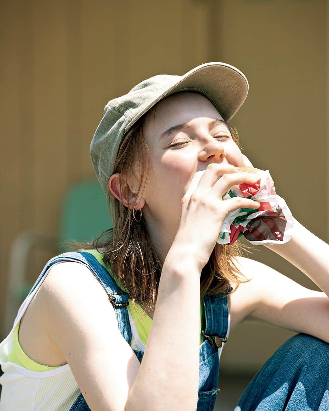 FUDGEのインスタグラム：「‣ ‣ ‣Midsummer layering techniques 夏だってレイヤードがしたい!!  サマーキャンプをenjoy中のNinaは、夏も重ね着を楽しむファッショニスタ。 軽やかなレイヤード術とまぶしい夏の思い出……キラキラと輝くアメリカンガールの夏休みに、憧れが加速するばかりです。  photo 01 クリーンなホワイトにネオンイエローを忍ばせた元気なタンクトップのレイヤードは、ハンバーガーを頬張る無邪気な彼女によく似合う。 ポイントはネックラインの深さと肩紐の幅が、わずかに異なる2枚を選ぶこと。ヘルシーな肌見せでオーバーオールの無骨さも払拭してくれます。  ✔︎ #オーバーオール 〰︎ Lee @leejeansjp  ✔︎ #タンクトップ 〰︎ Hanes @hanes_japan  ✔︎ #中に着たタンクトップ 〰︎ LENO @leno_brand  ✔︎ #キャップ 〰︎ HELLY HANSEN @helly_hansen_jp  ✔︎ #ピアス 〰︎ Jouete @jouetie_official  photo 02 近くのスーパーへ買い物に行く日は、リバティプリントのフェミニンなキャミソールワンピースにロゴTeeを合わせた、ラフな装いがちょうどいい。 程よい抜け感を演出するべく、足元はスニーカーをチョイス。そうそう、Tシャツに重ねるワンピース選びで大事なのは、程よくゆとりのある身幅と丈感なんだって。  ✔︎ #ワンピース 〰︎ MACKINTOSH PHILOSOPHY @mackintoshphilosophy  ✔︎ #Tシャツ 〰︎ OLD SOLDIER  ✔︎ #バッグ 〰︎ NORO  ✔︎ #ソックス 〰︎ 靴下屋 @kutsushitaya_official  ✔︎ #スニーカー 〰︎ VANS @vansjapan  - - - - - - - - - - - - - - - 『FUDGE』2023年7月号は『 All About Summer この夏、“かわいい”をアップデート』特集。全国の書店、コンビニ、webで人気販売中です！◎ ぜひ最新号をゲットして @fudge_magazine をタグ付けしてくださいね！  《FUDGEの他のアカウントも更新中》 ⌎men'sFUDGE @mensfudge ⌎snap @fudge_snap ⌎online store @fudge_online_store  ⌎friend @fudge_friend  ⌎coffee @fudge_coffee  #fudge #ファッジ #fudge_magazine #洋服好きな人と繋がりたい #服好き #おしゃれ女子 #おしゃれ好き #お洒落好き #お洒落女子 #シャツ #Tシャツ #靴 #くつ #ボトム #トップス #コーディネート #カジュアルコーデ #夏コーデ」