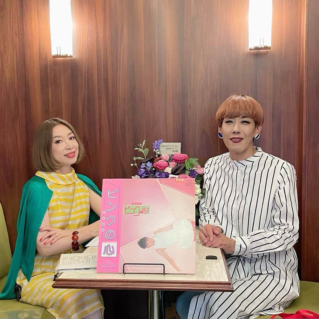 野宮真貴さんのインスタグラム写真 - (野宮真貴Instagram)「. 「喫茶まちぶせ」1周年おめでとうございます！ youtube生配信『歌謡談話室』楽しかった💕  和恵さんとの歌謡トーク盛り上がりました😊 9月のビルボードライブ「野宮真貴、渋谷系歌謡曲を歌う。」に向け、選曲をマニアな和恵さんに相談したり❤️ 喫茶まちぶせオリジナルガチャもやったよ✌️  次は「喫茶まちぶせ」から「スナック夜間飛行」へハシゴをしようかな〜  #喫茶まちぶせ #一周年#㊗️#ギャランティーク和恵#野宮真貴#missmakinomiya」7月9日 19時54分 - missmakinomiya