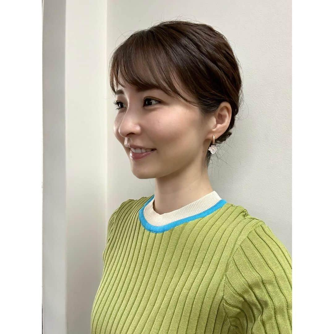 田中美都（気象予報士）のインスタグラム：「𖤣𖥧𖥣𖡡𖥧𖤣 先日の講演で、なぜ髪の毛を 毎回ハーフアップにしているのか話したばっかりなのに、  暑さに負けて、髪型を変えてしまいました🍉 （切ってはないです💇🏻‍♀️）  #天気予報 #気象予報士 #気象キャスター」