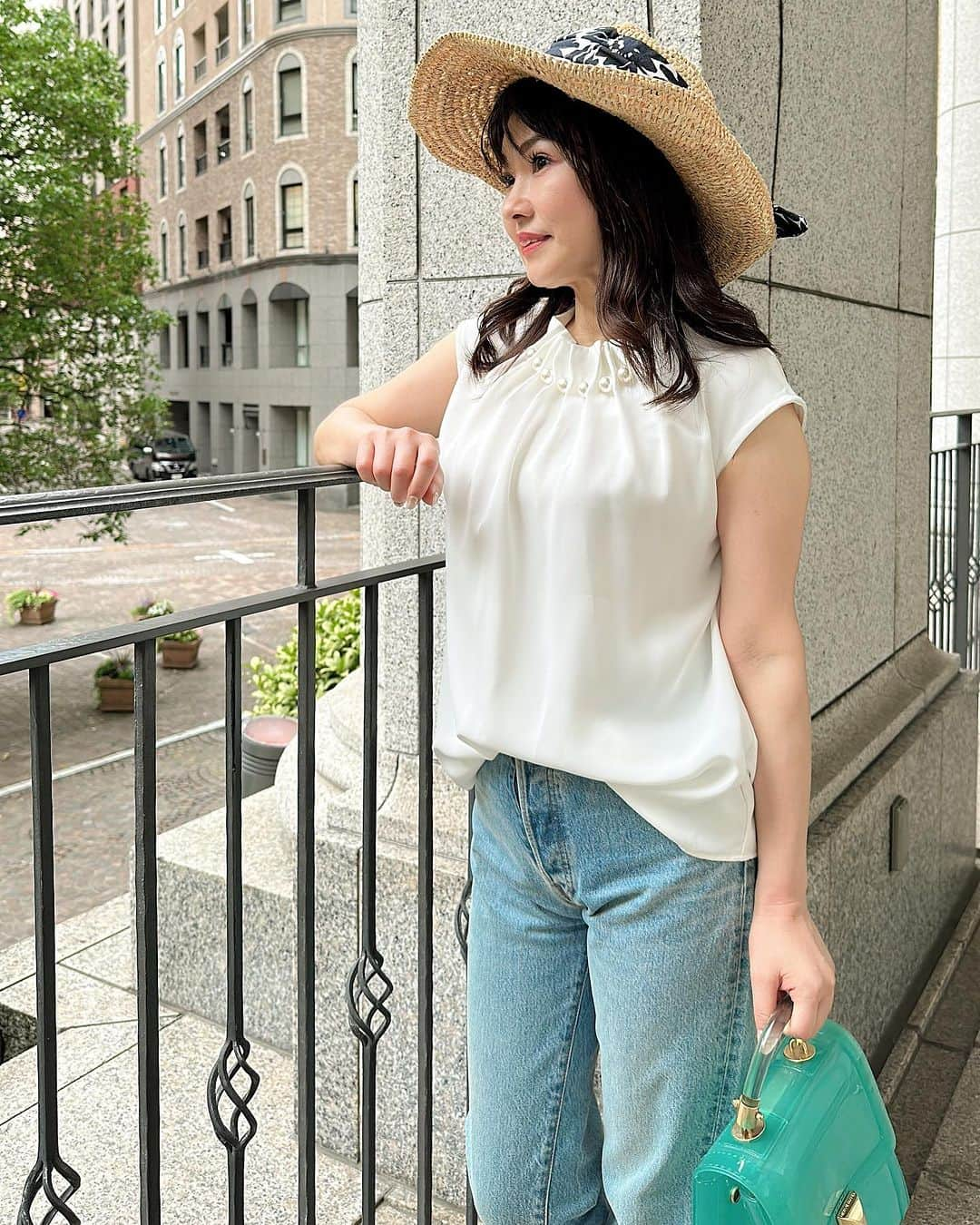 Maya Shiraiのインスタグラム：「休日たまにはデニムコーデ 日焼け対策とやっぱり可愛いから夏は👒も取り入れます 数年前に買った、クリアブルーバック 綺麗目にもカジュアルコーデにも合うから最近大活躍✨✨  パール👚がお気に入りすぎて大活躍中✨ パンツやデニムの時は、前をIN後をOUTにして着る事も多いです 裾がラウンドカーブしてるからヒップラインをカバー　  #feerichelu#フェリーシェル #OLコーデ#フェミニンコーデ#大人フェミニン#きれいめファッション#大人かわいいコーデ#お出掛けコーデ#エレガントコーデ#通勤コーデ#通勤#olコーデ#お仕事コーデ#デートコーデ#夏服コーデ #夏コーデ#新作#お出かけコーデ#女子会コーデ#上品コーデ#OFFコーデ #オフィスカジュアルコーデ #コーデ#綺麗目コーデ #綺麗目カジュアル」