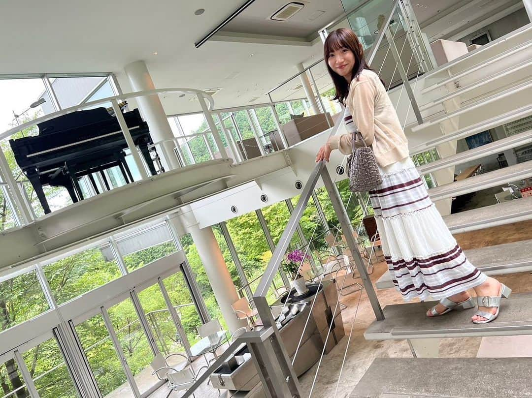 小林茉里奈のインスタグラム：「🌿 先日ずーっと行ってみたかった #茶房わらび野 に…✨ みなるんさんと共通の友達と👭🏻  緑豊かな絶景の中食べるスイーツ☺️まったりして、時間がゆっくり過ぎていく気持ちになりました😌💭  お友達がインスタでよく見かける感じの写真撮ってくれました🤭💓(produced by みなるんさん)  福岡離れる前に行けてよかった♡  #福岡観光 #篠栗町 #福岡カフェ #カフェ巡り #茶房 #わらび野」