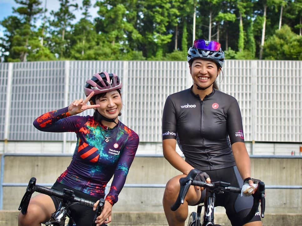 平良エレアさんのインスタグラム写真 - (平良エレアInstagram)「120分エンデューロ🚴‍♀️ もえぞーと一緒に参加しました💙  男女混走だったおかげで しっかり集団に乗って結果は4位✌️ 120min 75km 706up Av.36.6km/h  集団でご一緒した皆さんありがとうございました✨ 風強くて数回横風の突風にヒヤっとしたけど🥹  次のレースの話も出てるからまた皆で出る事になったら 次は今日よりも頑張ろ✨ それまではカフェライド堪能する☕️🚴‍♀️  @takeshihagi 今日は専属マネージャーお疲れ様でした✌️  #そでがうらサマーサイクルロードフェスタ #ロードレース #ロードバイク #ロードバイク女子  #girlscycling #roadbike #cycling #cyclinglife #cyclist #cyclinglifestyle #instacycle #instacycling  #わたしとLiv #LivJP」7月9日 19時56分 - erea0301